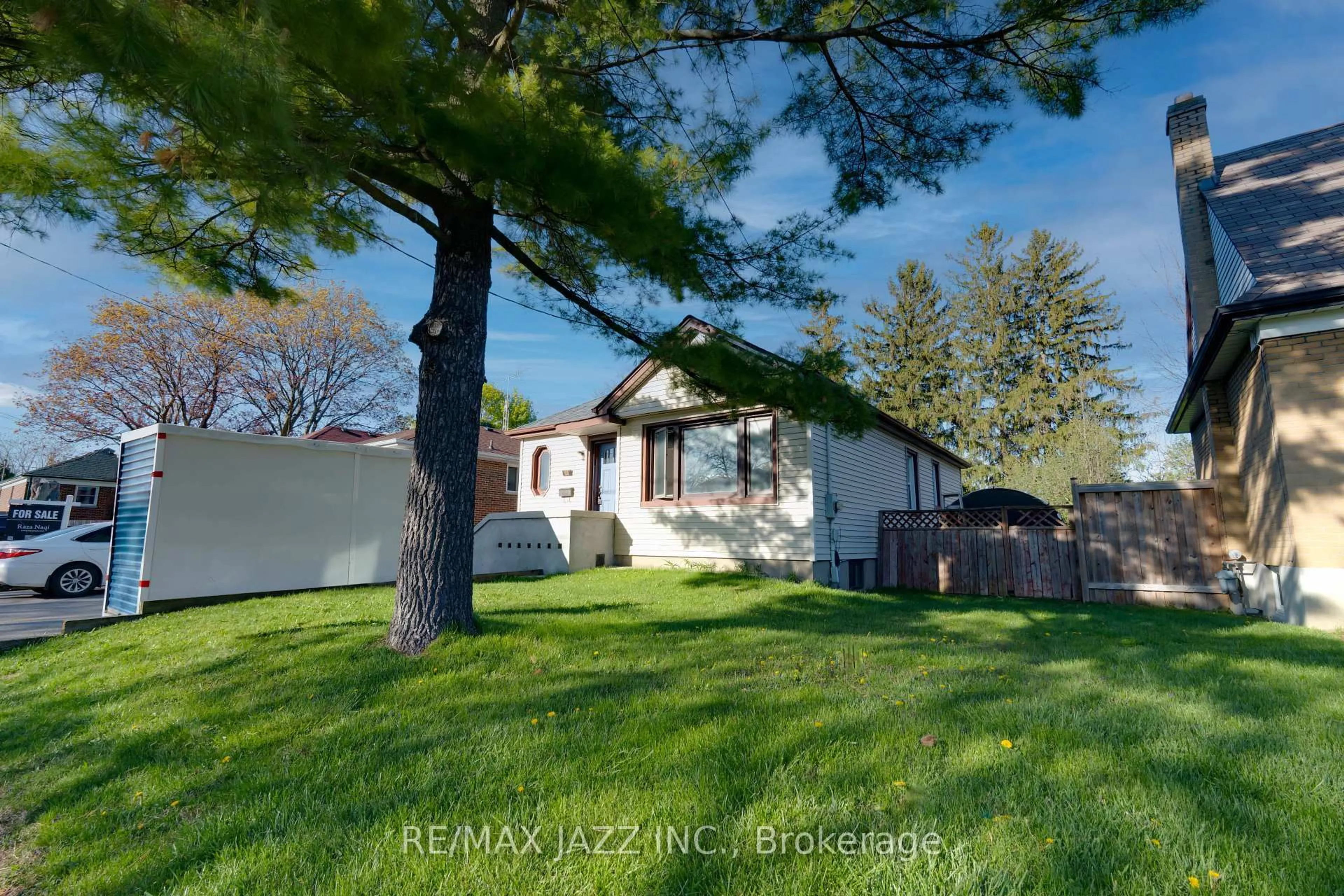 A pic from outside/outdoor area/front of a property/back of a property/a pic from drone, street for 101 Luke St, Oshawa Ontario L1G 6B6