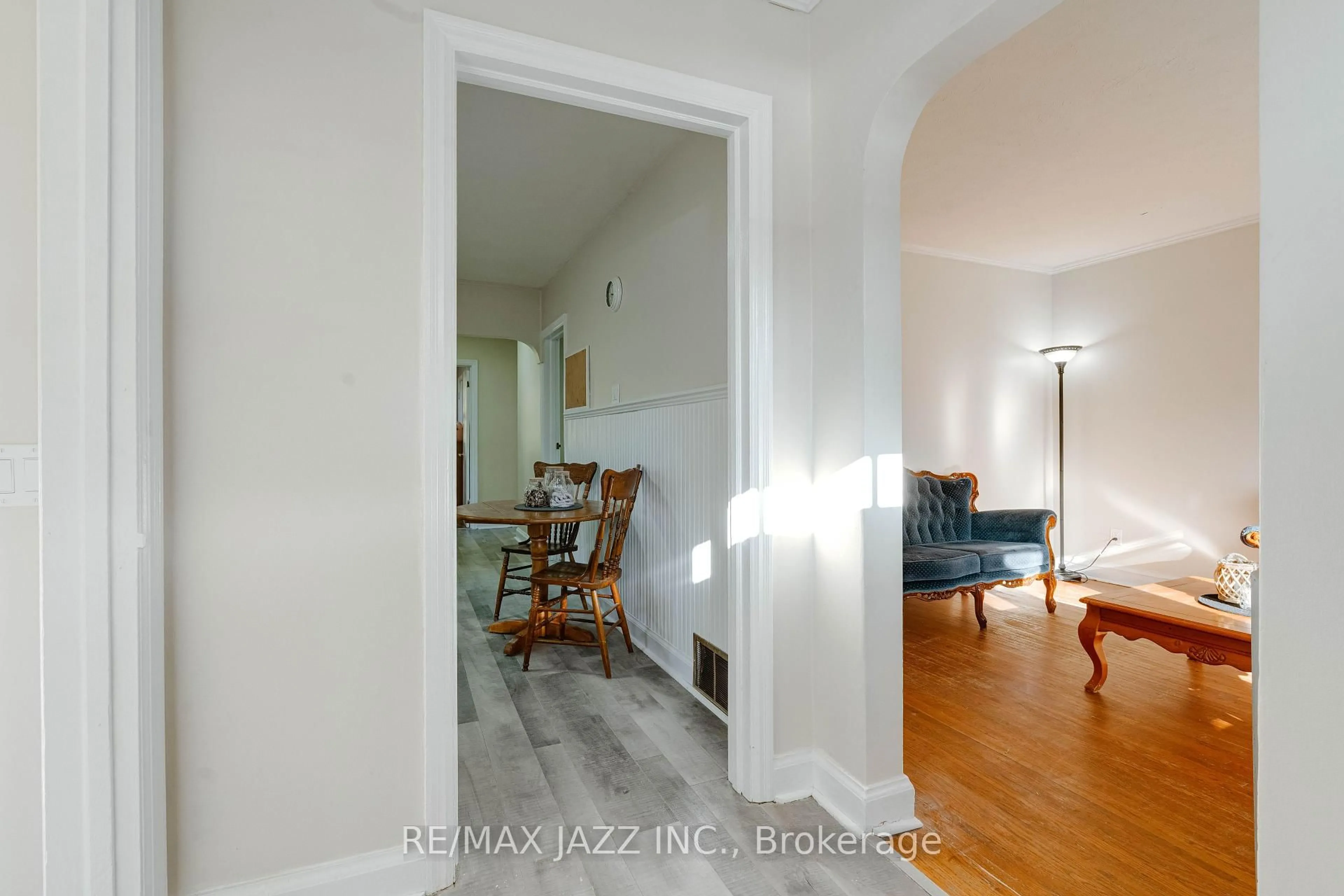 Indoor entryway for 101 Luke St, Oshawa Ontario L1G 6B6