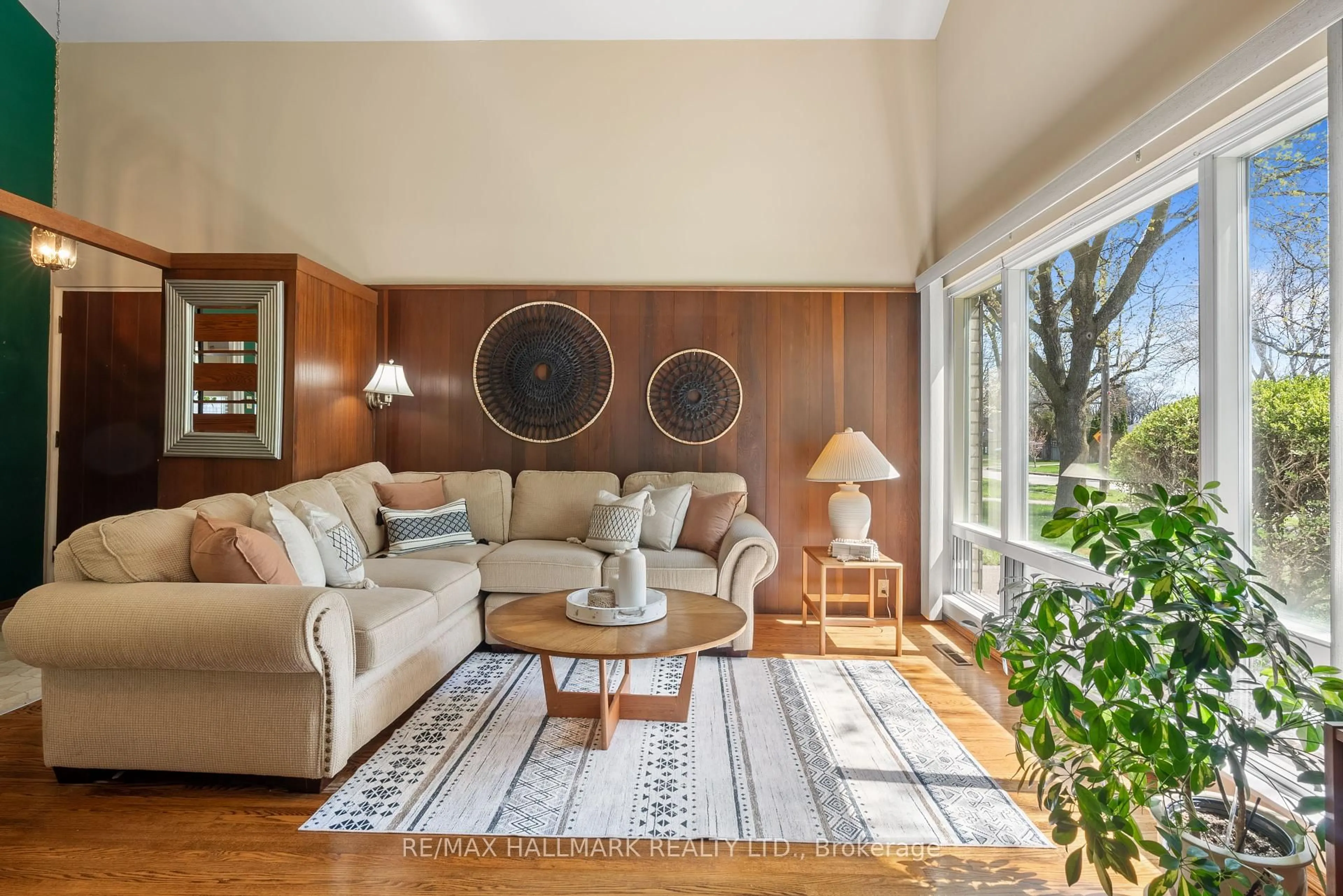 Living room with furniture, unknown for 27 Oakley Blvd, Toronto Ontario M1P 3P5