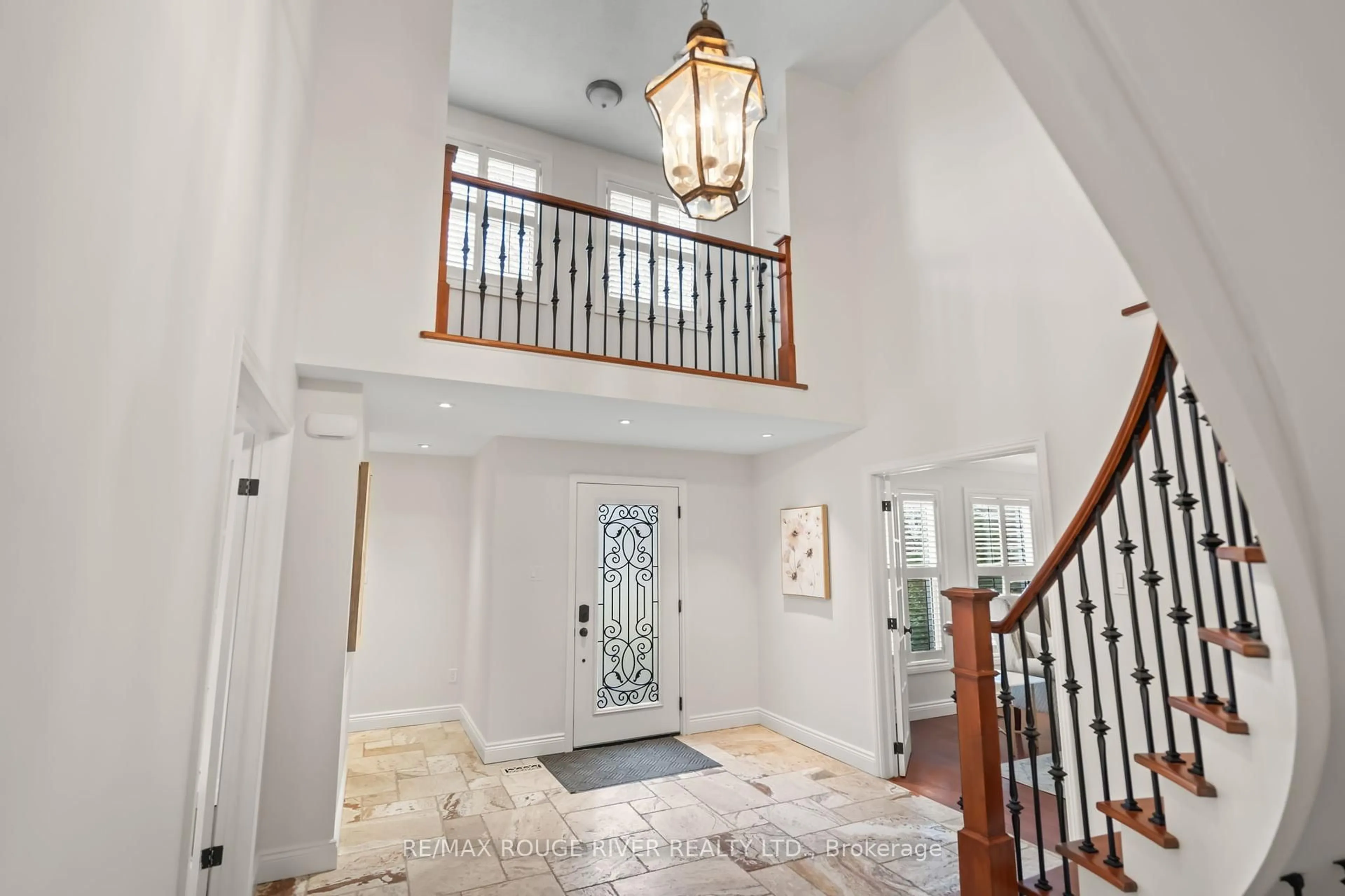 Indoor foyer for 25 Rutledge St, Whitby Ontario L1P 1H1
