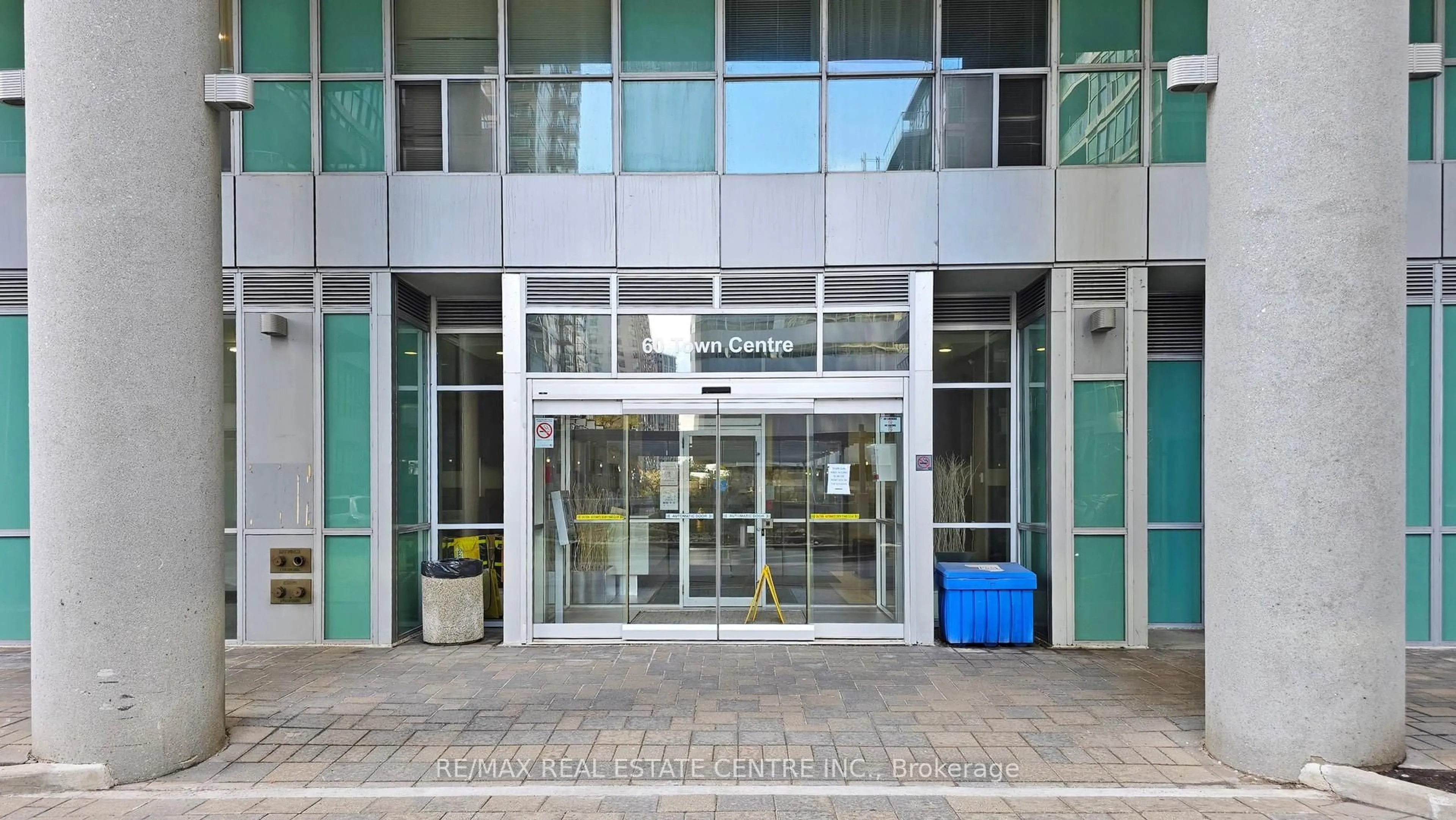 Indoor foyer for 60 Tower Centre Crt #806, Toronto Ontario M1P 0B1
