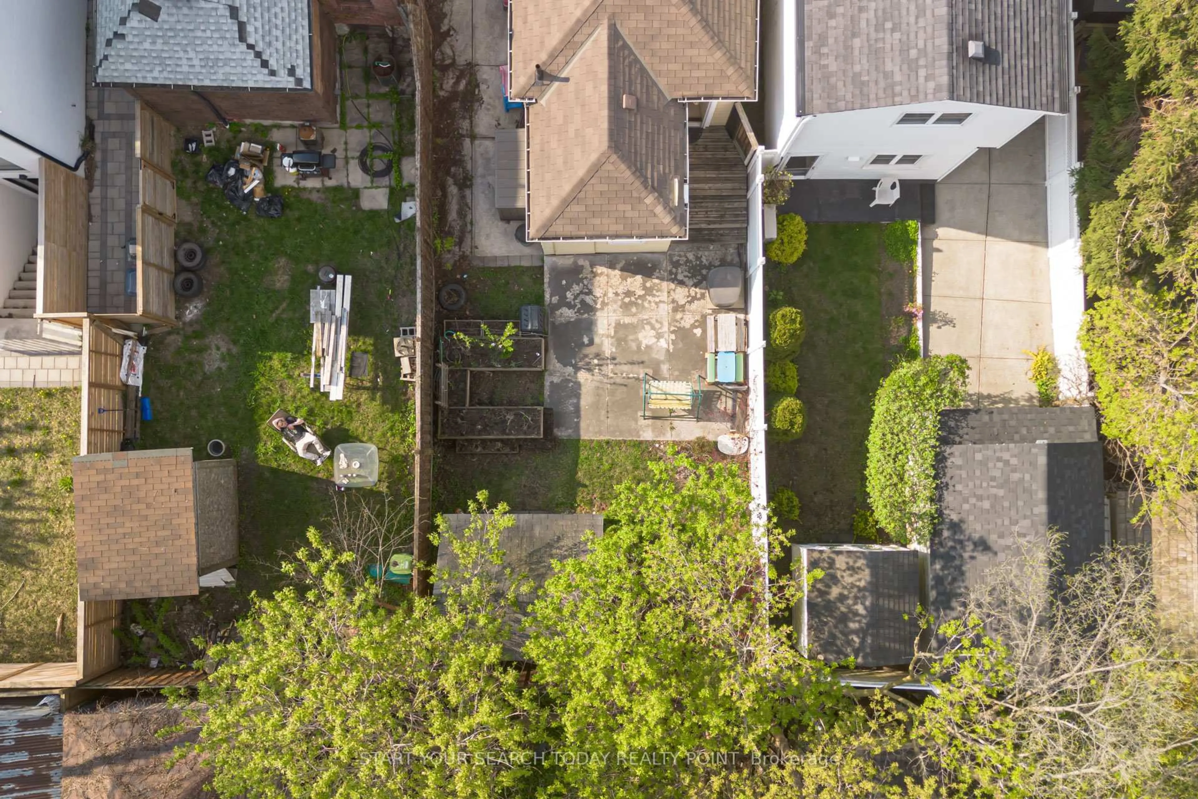 A pic from outside/outdoor area/front of a property/back of a property/a pic from drone, street for 25 Epsom Ave, Toronto Ontario M4C 2A5