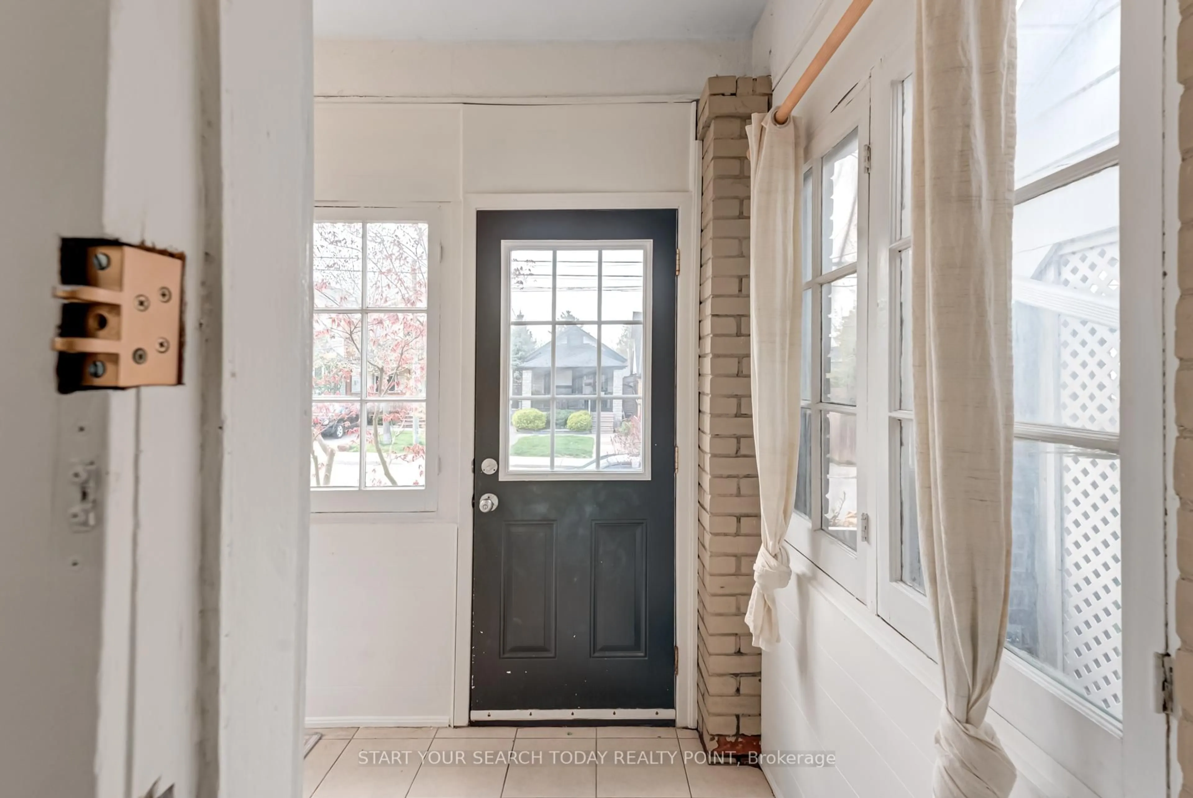 Indoor entryway for 25 Epsom Ave, Toronto Ontario M4C 2A5