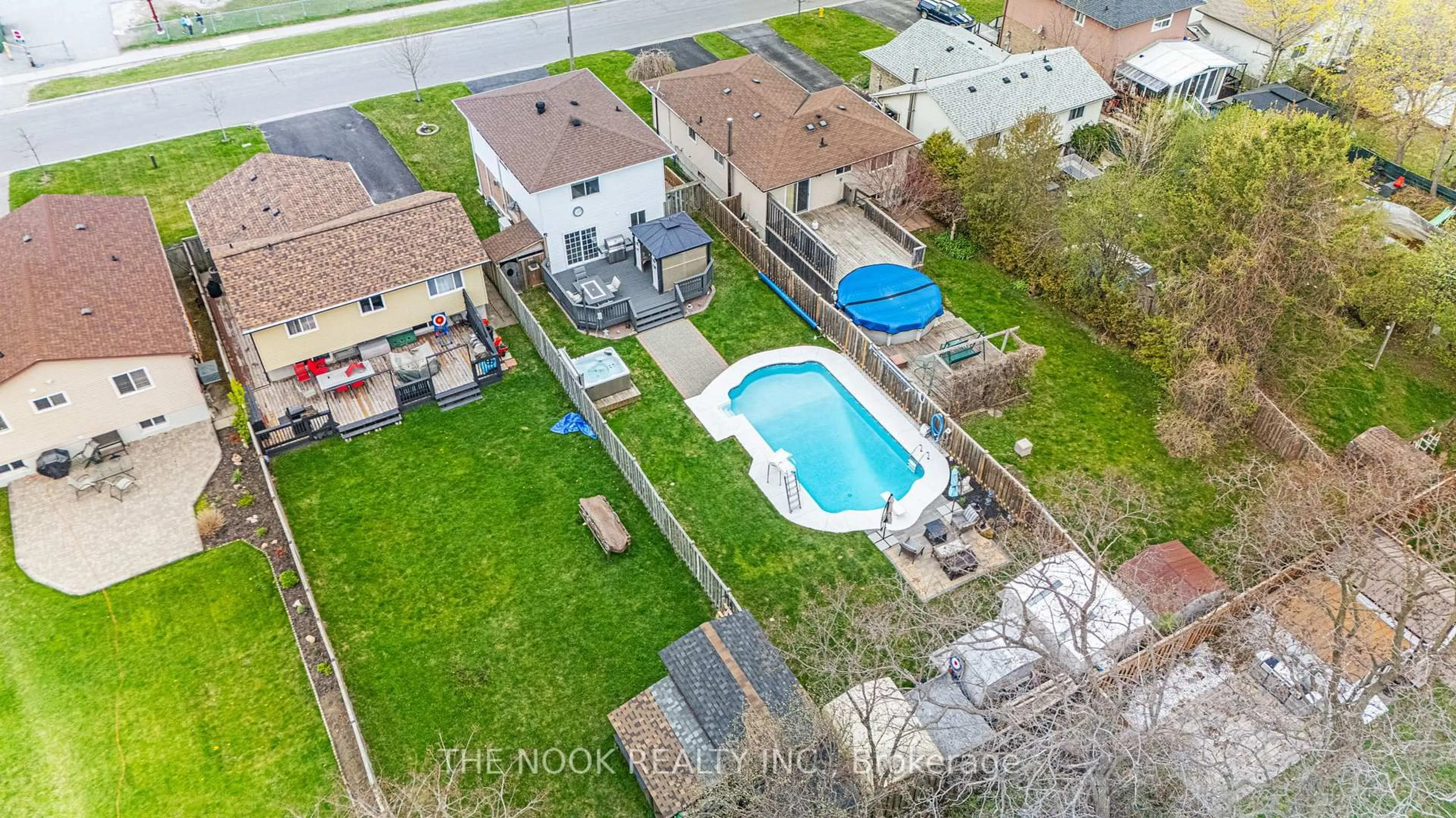 A pic from outside/outdoor area/front of a property/back of a property/a pic from drone, street for 541 Laval St, Oshawa Ontario L1J 6L8