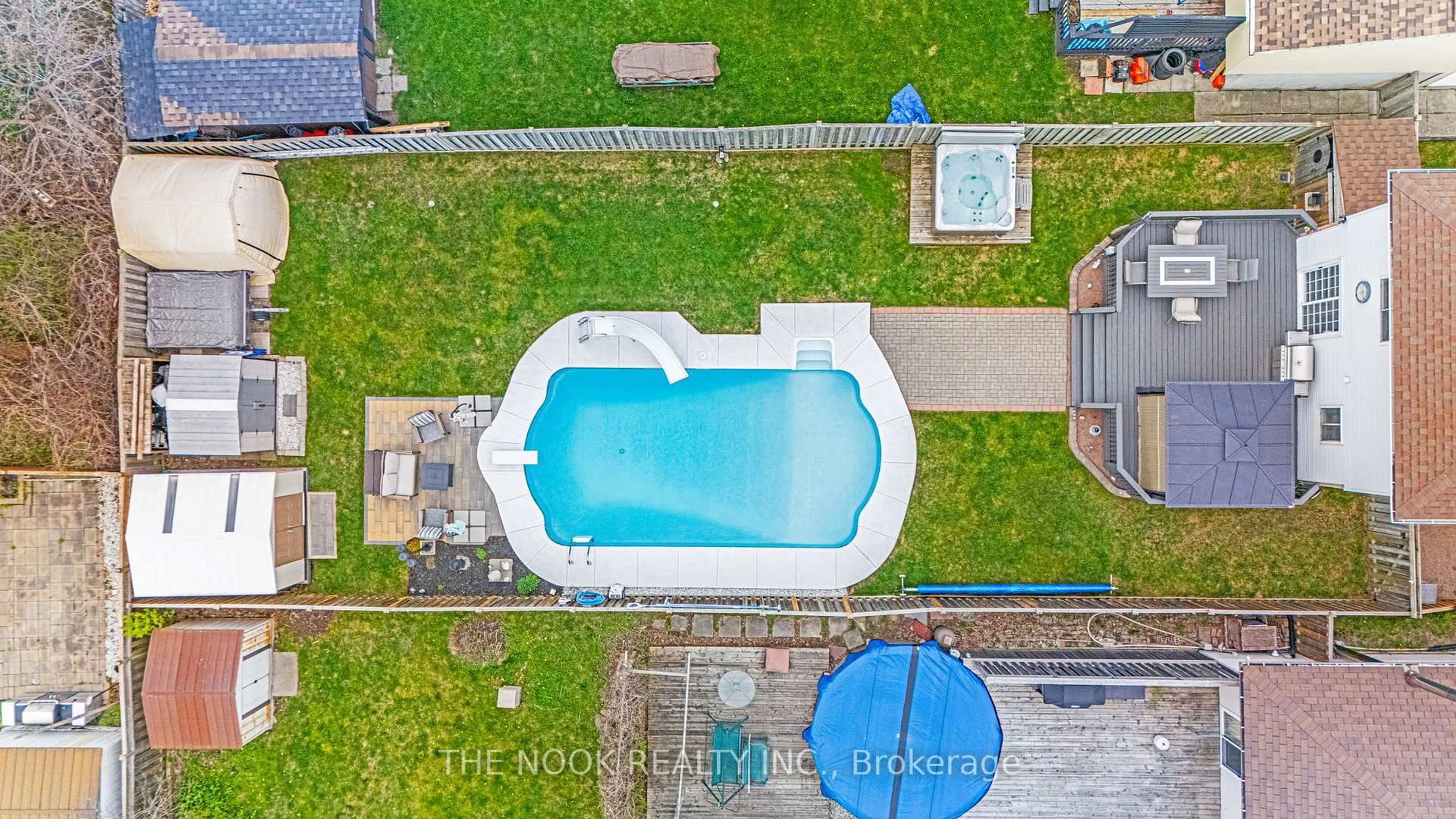 A pic from outside/outdoor area/front of a property/back of a property/a pic from drone, water/lake/river/ocean view for 541 Laval St, Oshawa Ontario L1J 6L8