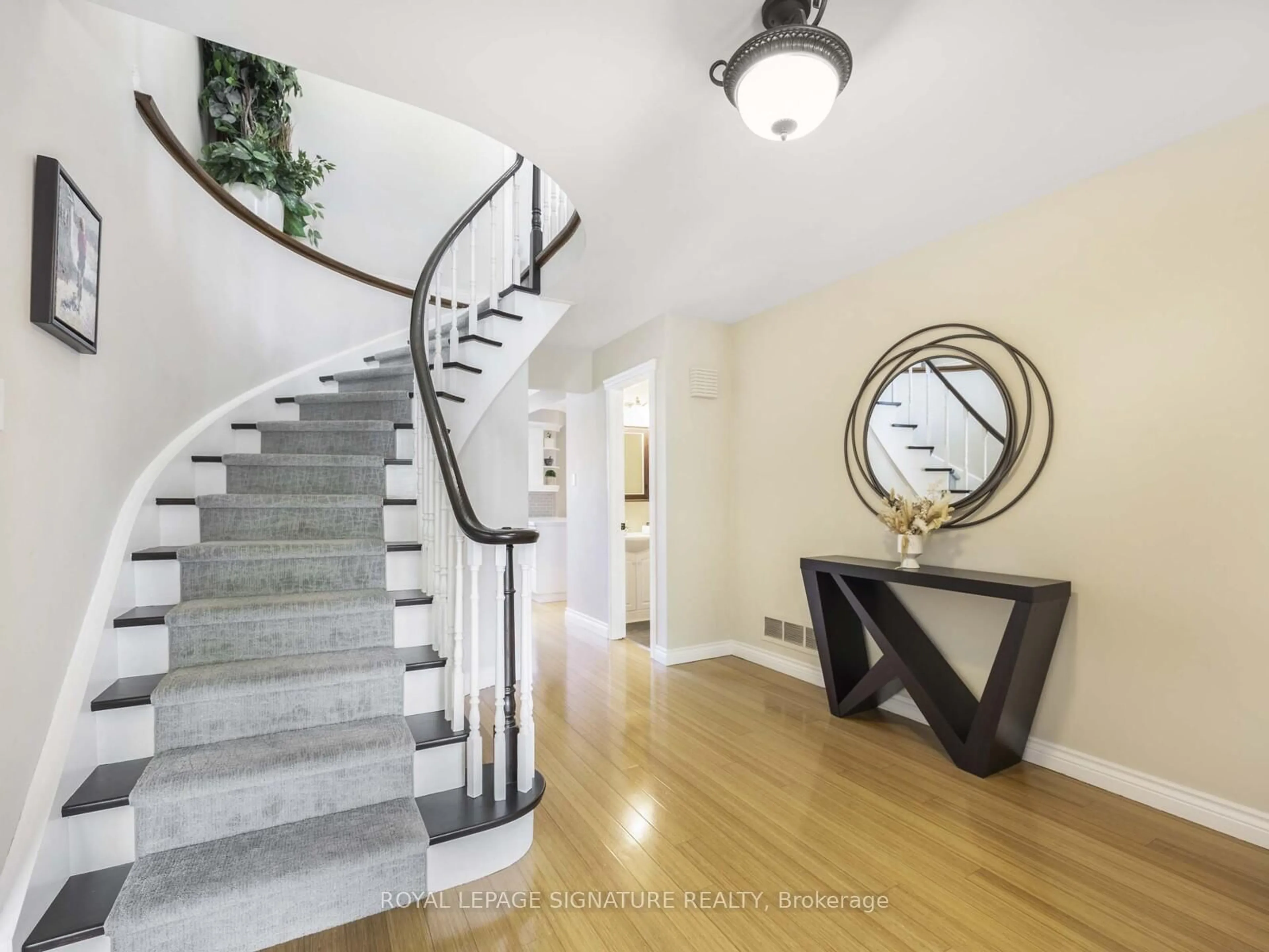 Indoor entryway for 18 Satchell Blvd, Toronto Ontario M1C 3B4