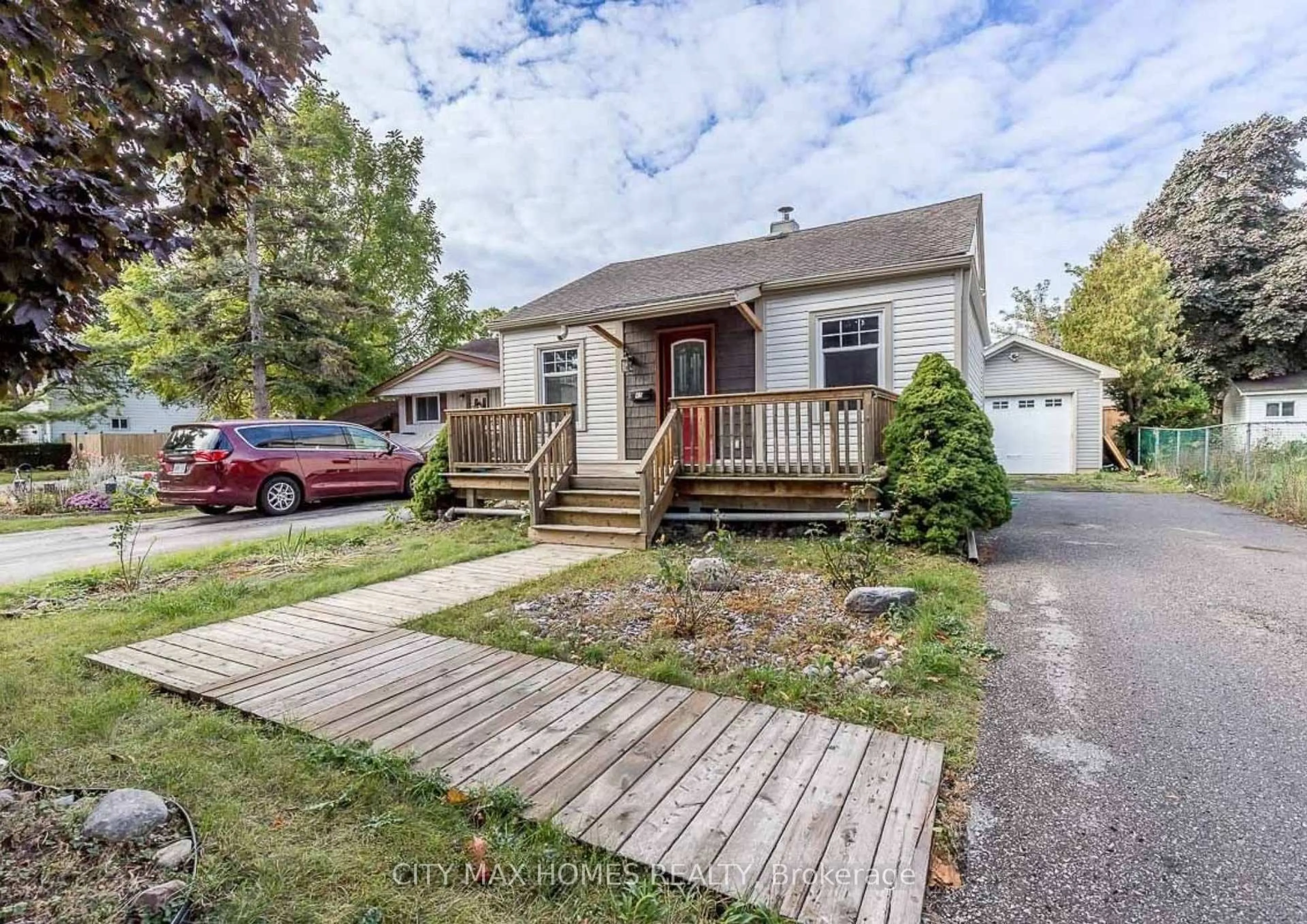 A pic from outside/outdoor area/front of a property/back of a property/a pic from drone, street for 45 Glynn Rd, Ajax Ontario L1S 2C4