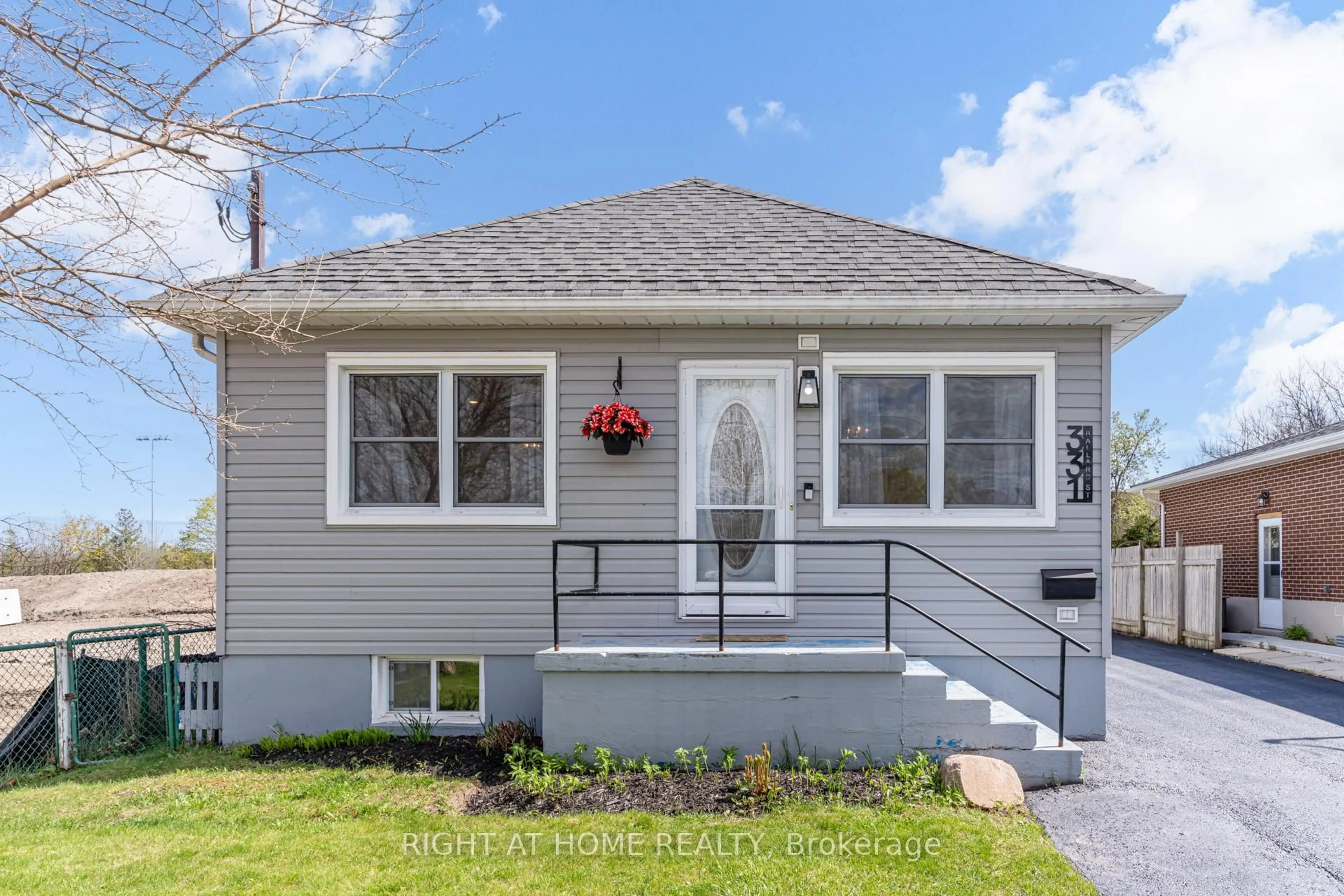 Home with vinyl exterior material, street for 331 Ballard St, Oshawa Ontario L1H 3N9