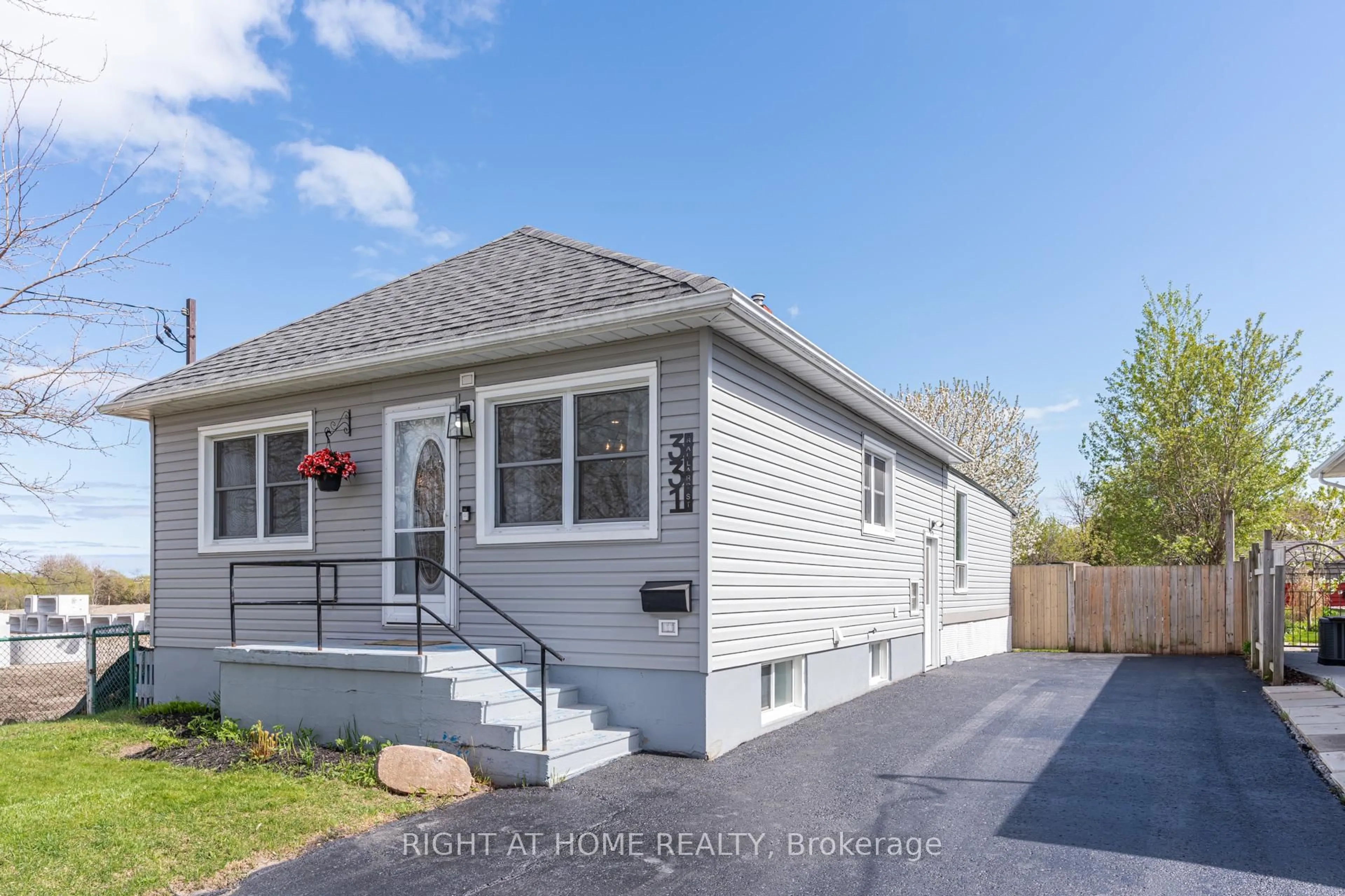 Home with vinyl exterior material, street for 331 Ballard St, Oshawa Ontario L1H 3N9