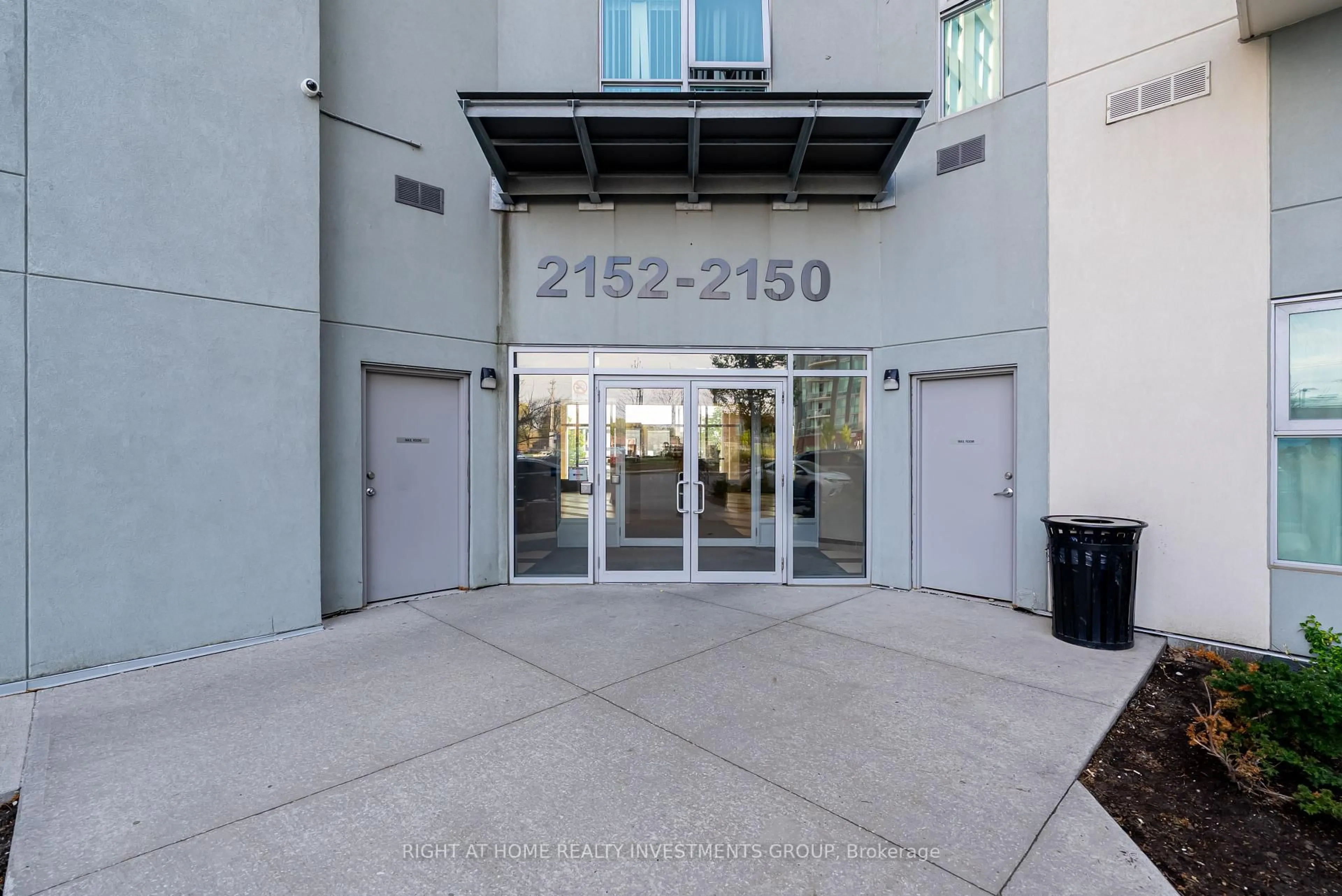 Indoor foyer for 2150 Lawrence Ave #PH03, Toronto Ontario M1R 3A7