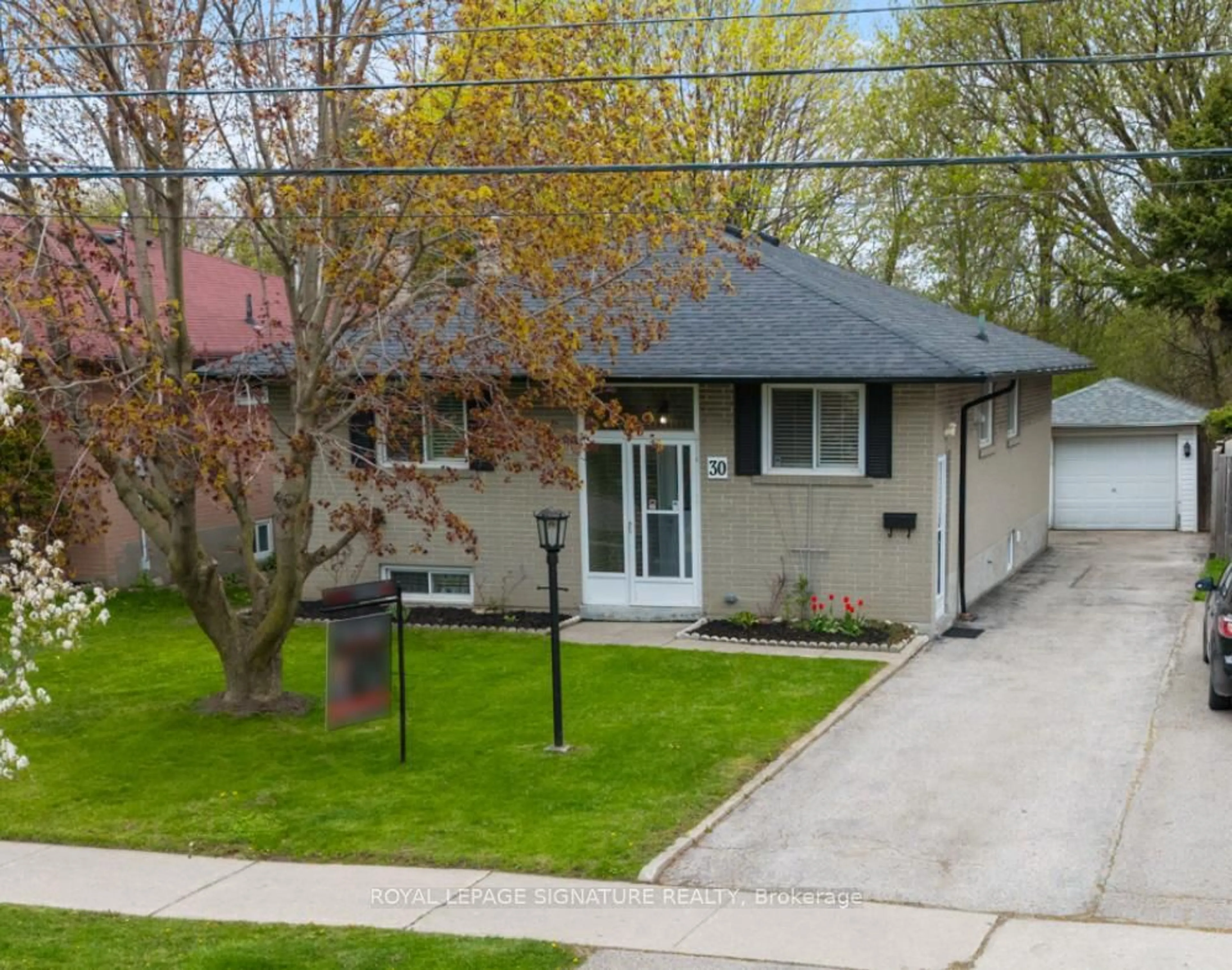 A pic from outside/outdoor area/front of a property/back of a property/a pic from drone, street for 30 Oakridge Dr, Toronto Ontario M1M 2A4