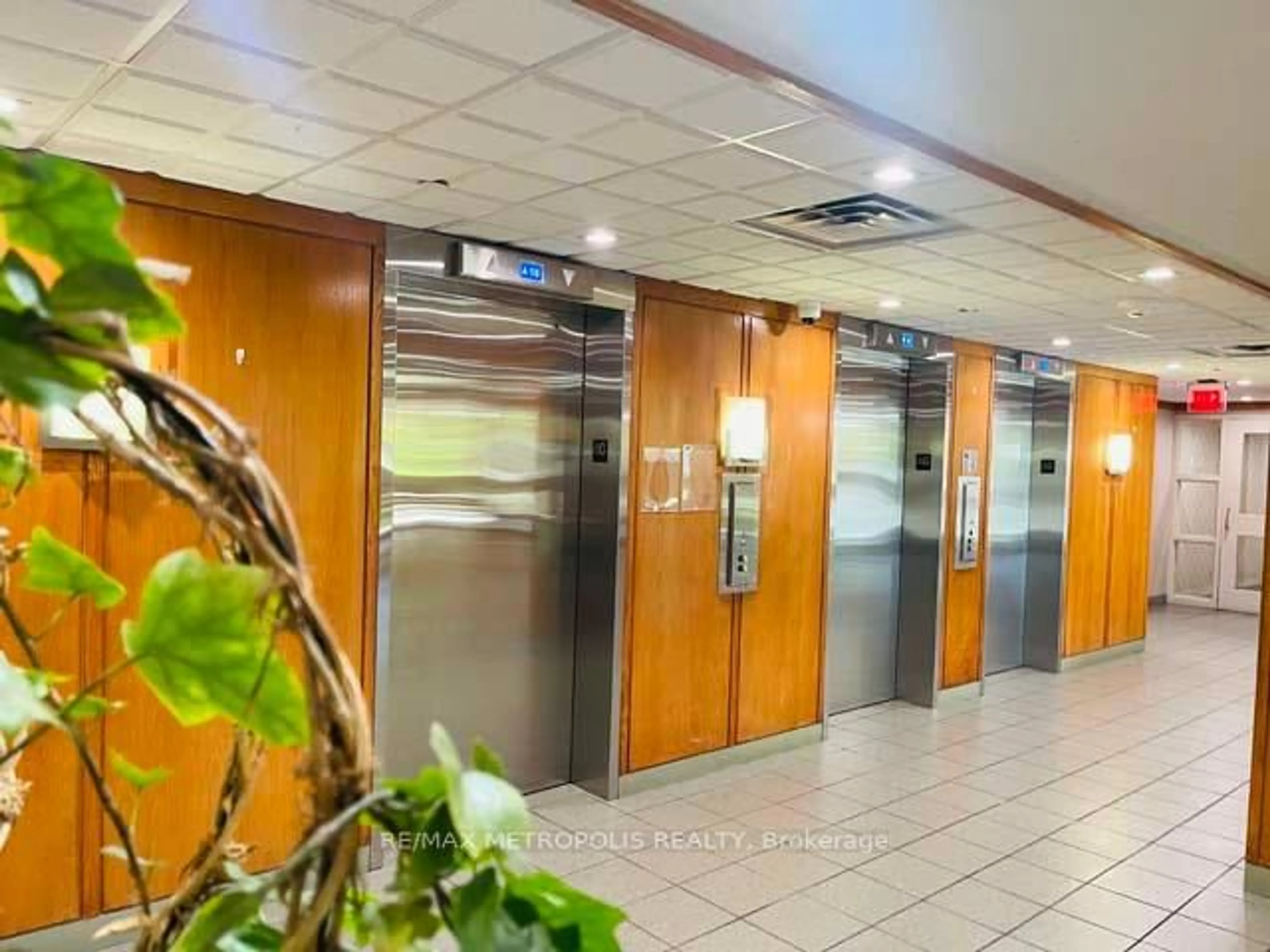 Indoor foyer for 410 Mclevin Ave #1011, Toronto Ontario M1B 5J5