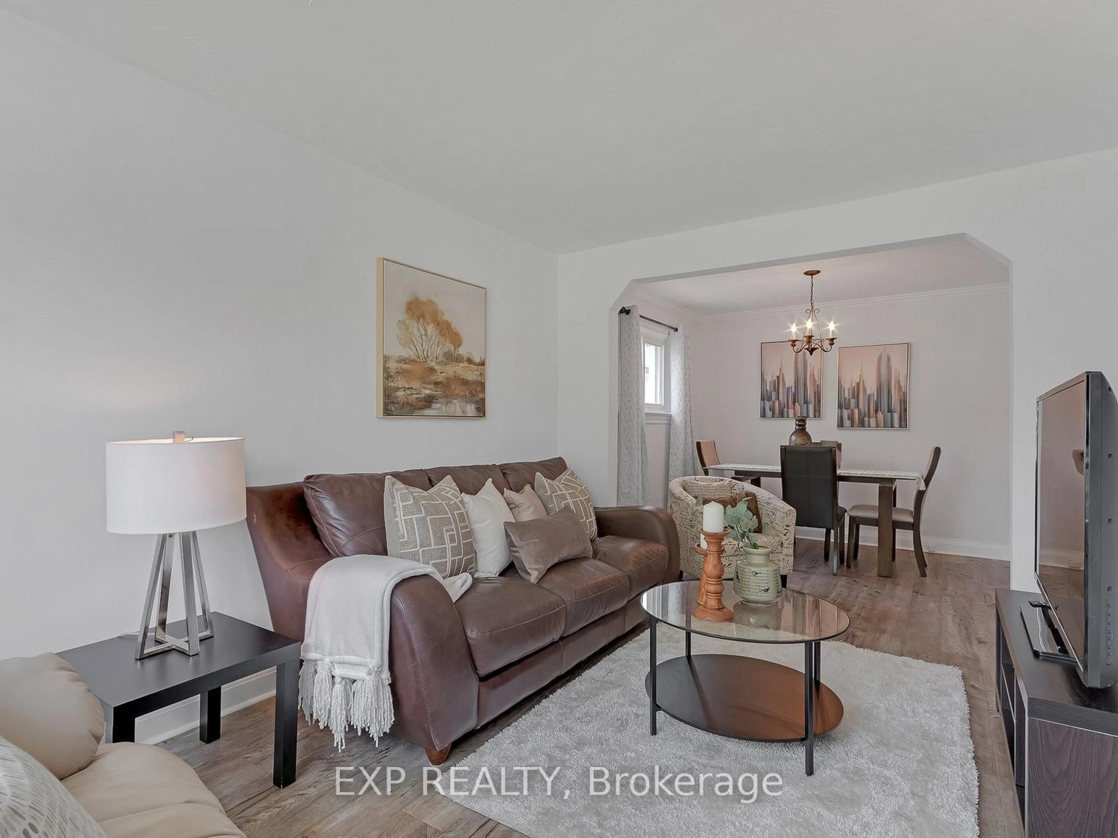 Living room with furniture, wood/laminate floor for 90 Meighen Ave, Toronto Ontario M4B 2H7