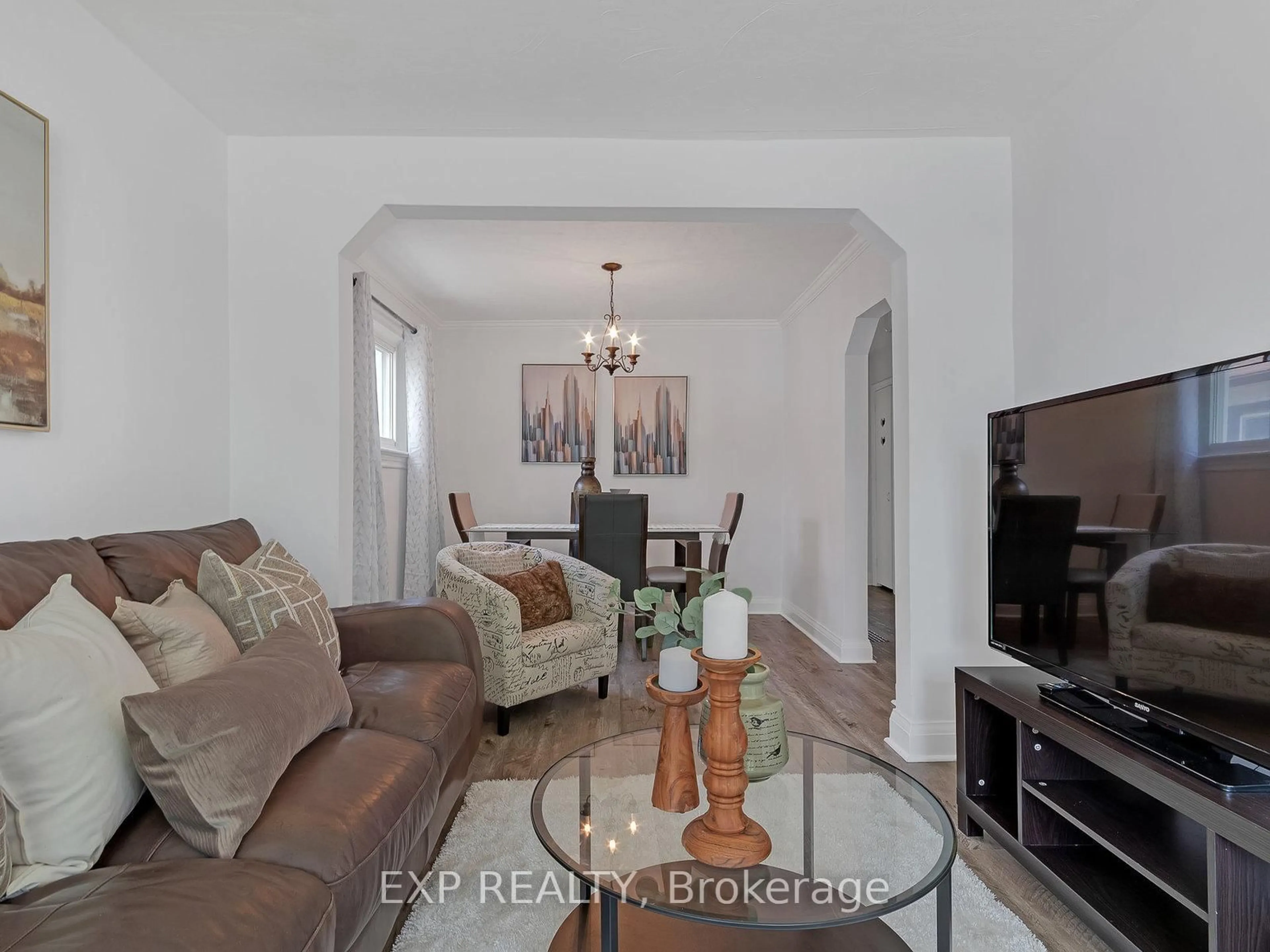 Living room with furniture, unknown for 90 Meighen Ave, Toronto Ontario M4B 2H7