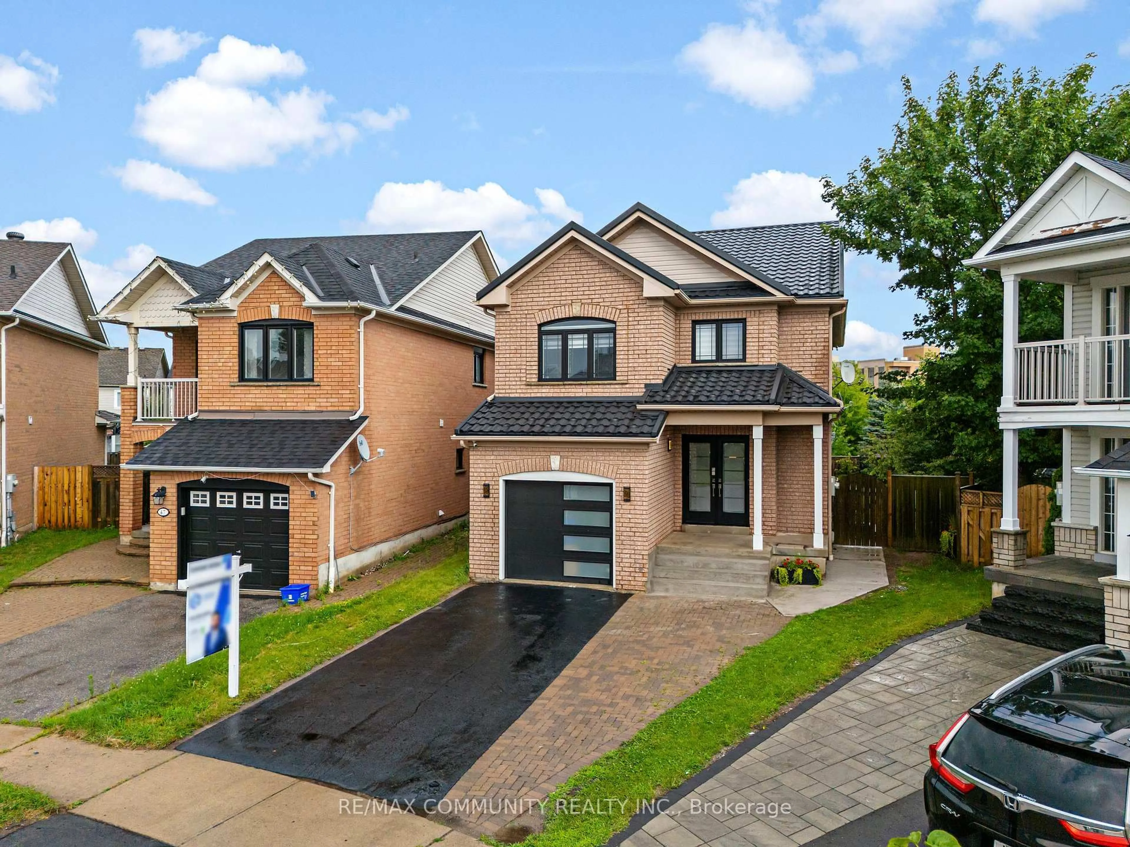 A pic from outside/outdoor area/front of a property/back of a property/a pic from drone, street for 45 Palomino Pl, Whitby Ontario L1R 2V5