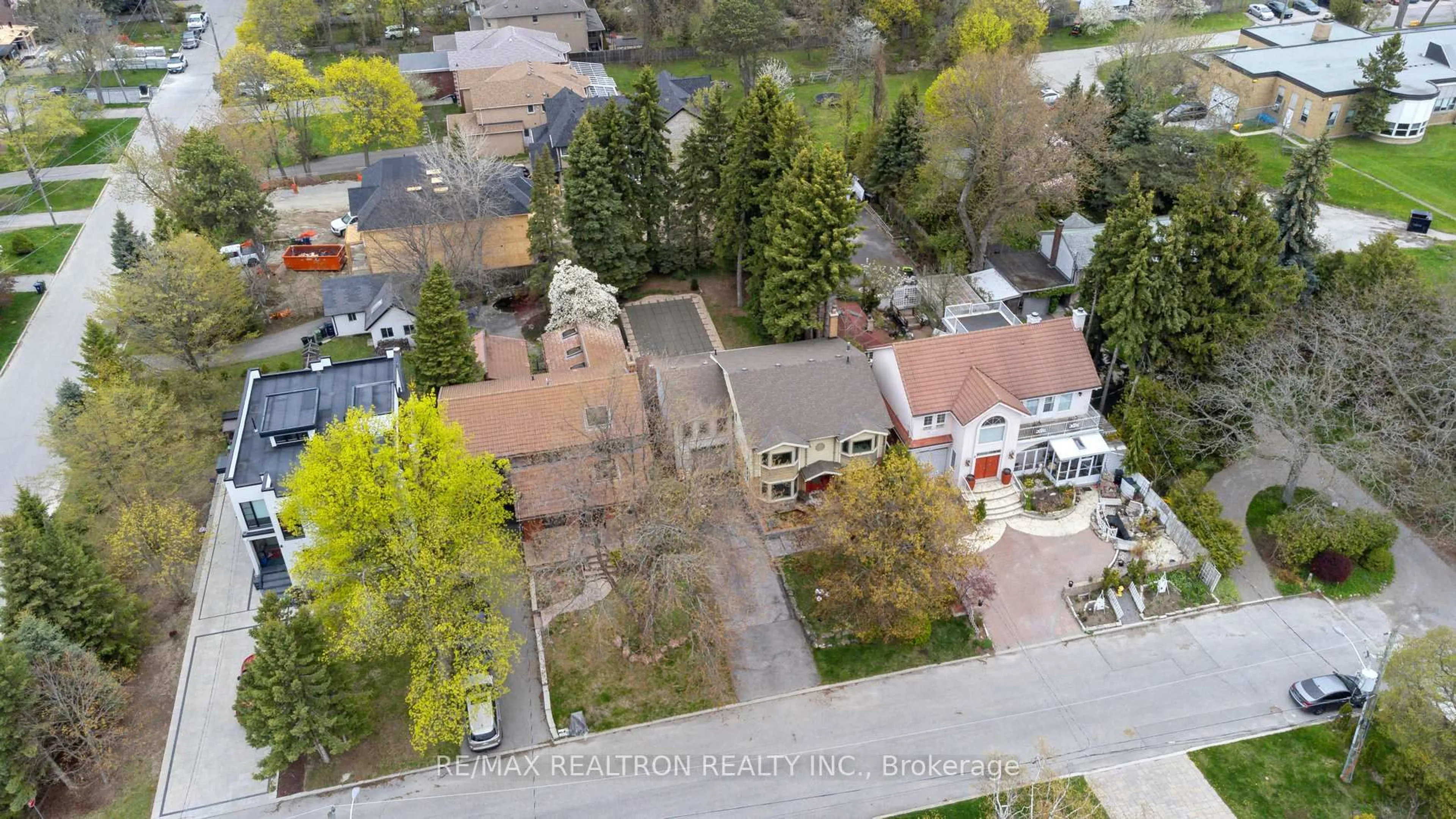 A pic from outside/outdoor area/front of a property/back of a property/a pic from drone, street for 6 Redland Cres, Toronto Ontario M1M 1B6