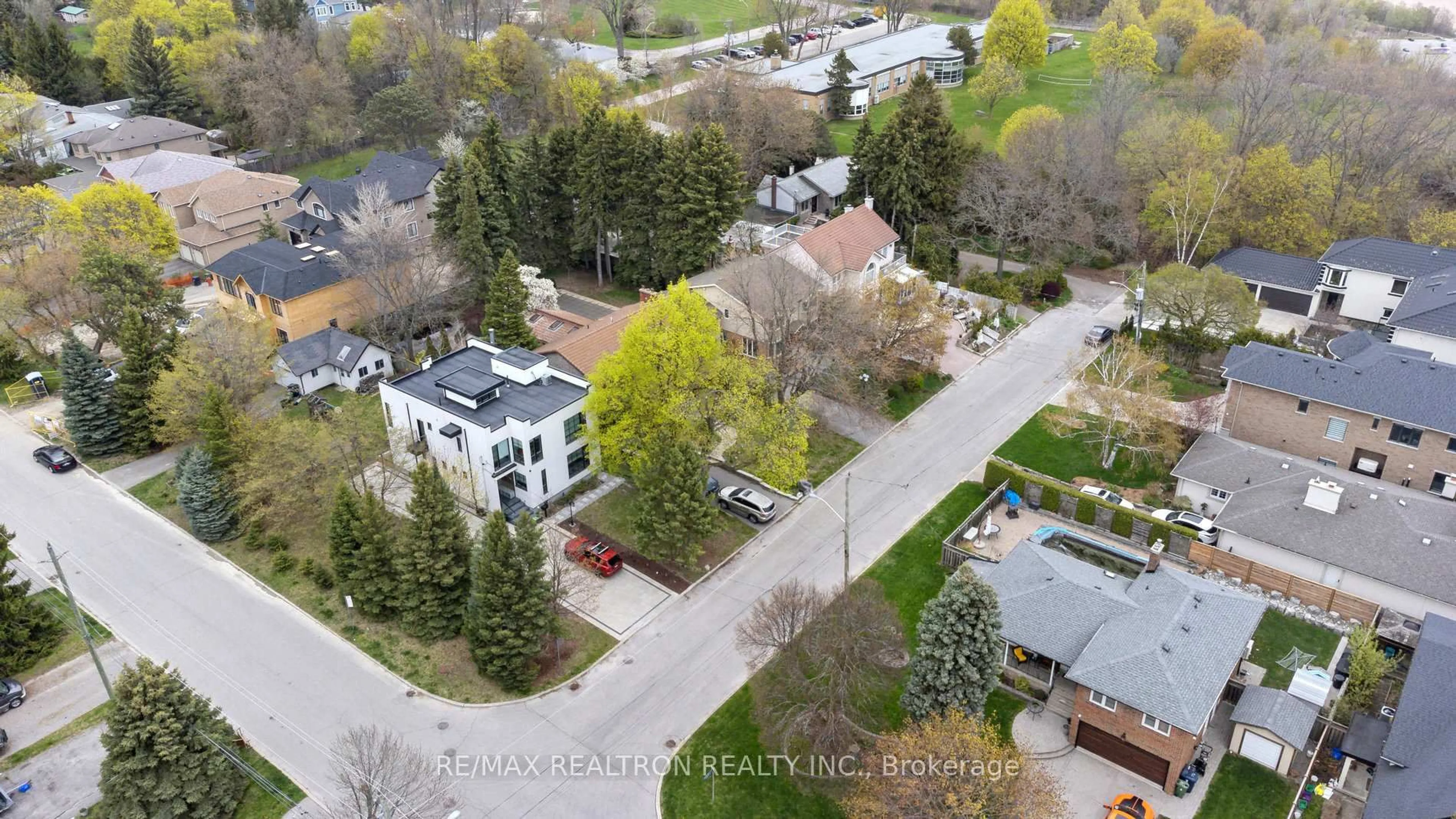 A pic from outside/outdoor area/front of a property/back of a property/a pic from drone, street for 6 Redland Cres, Toronto Ontario M1M 1B6