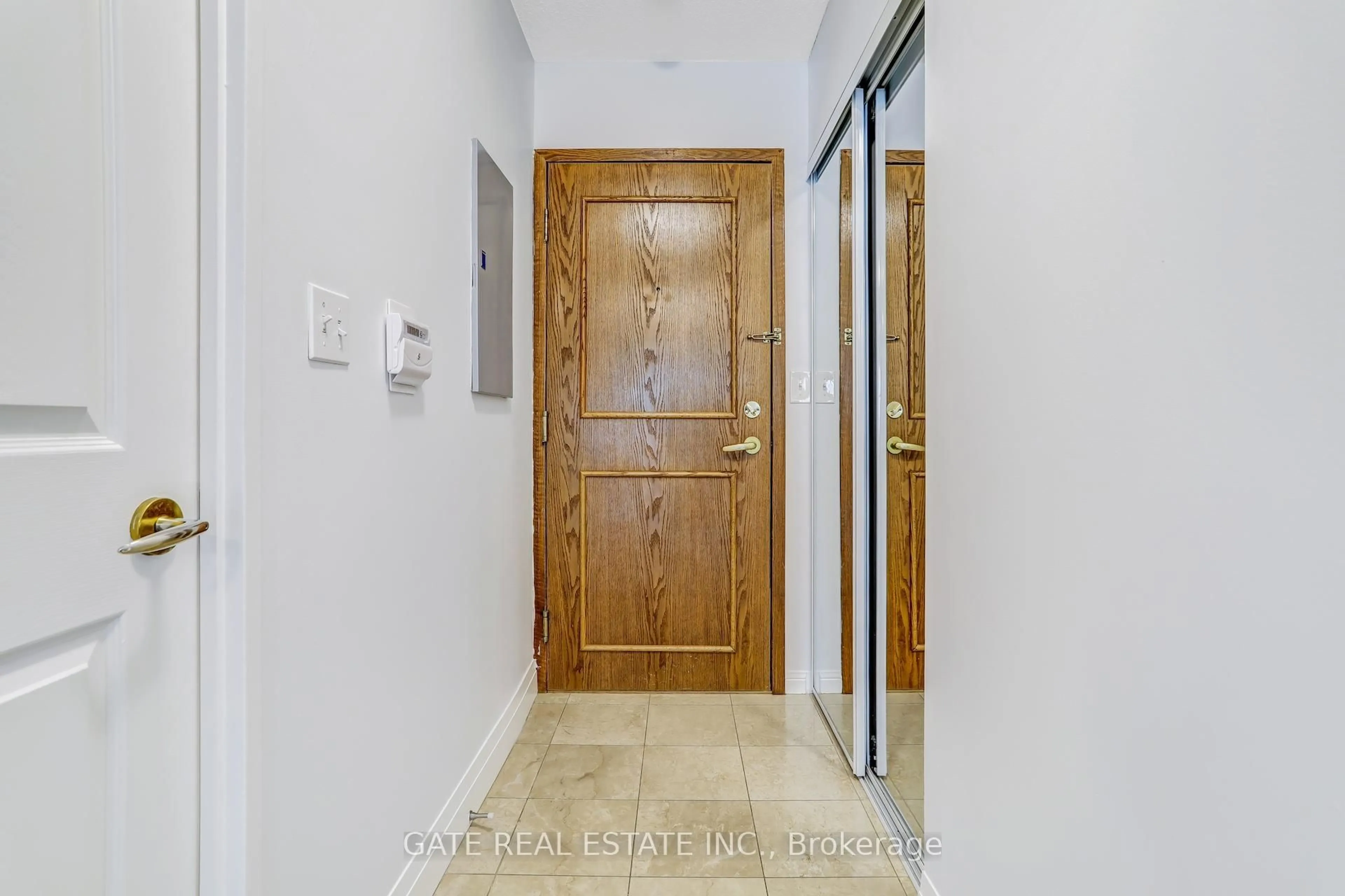 Indoor foyer for 8 Lee Centre Dr #1111, Toronto Ontario M1H 3H8