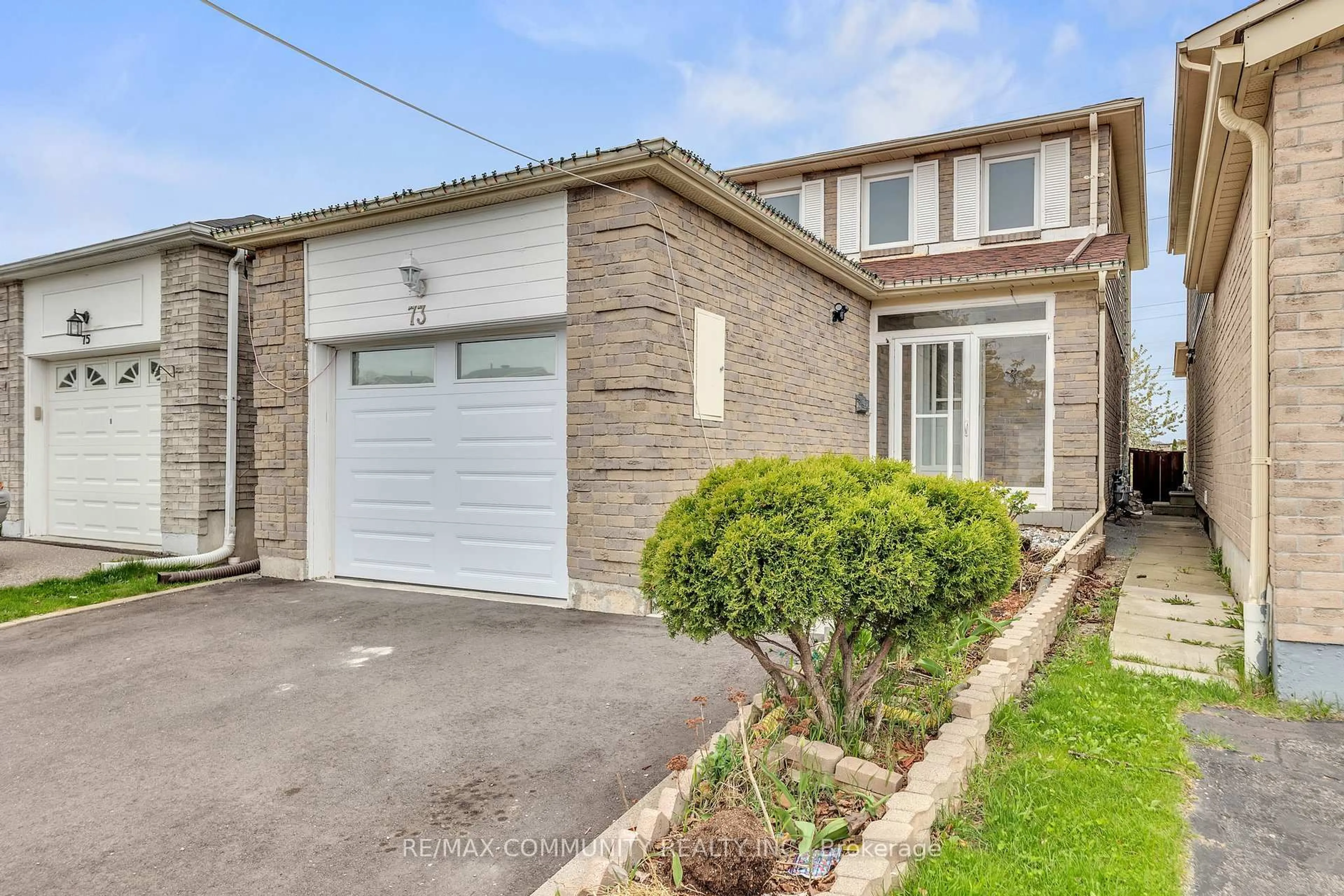 A pic from outside/outdoor area/front of a property/back of a property/a pic from drone, street for 73 Maresfield Dr, Toronto Ontario M1V 2W9