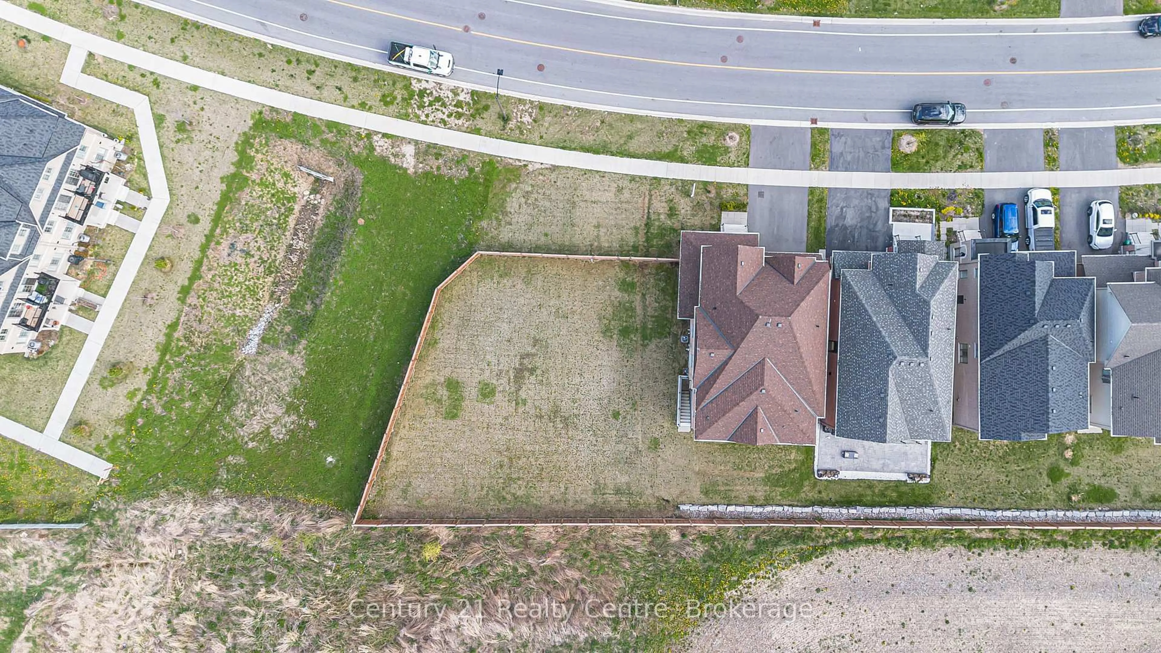 A pic from outside/outdoor area/front of a property/back of a property/a pic from drone, street for 280 Windfields Farm Dr, Oshawa Ontario L1L 0M3