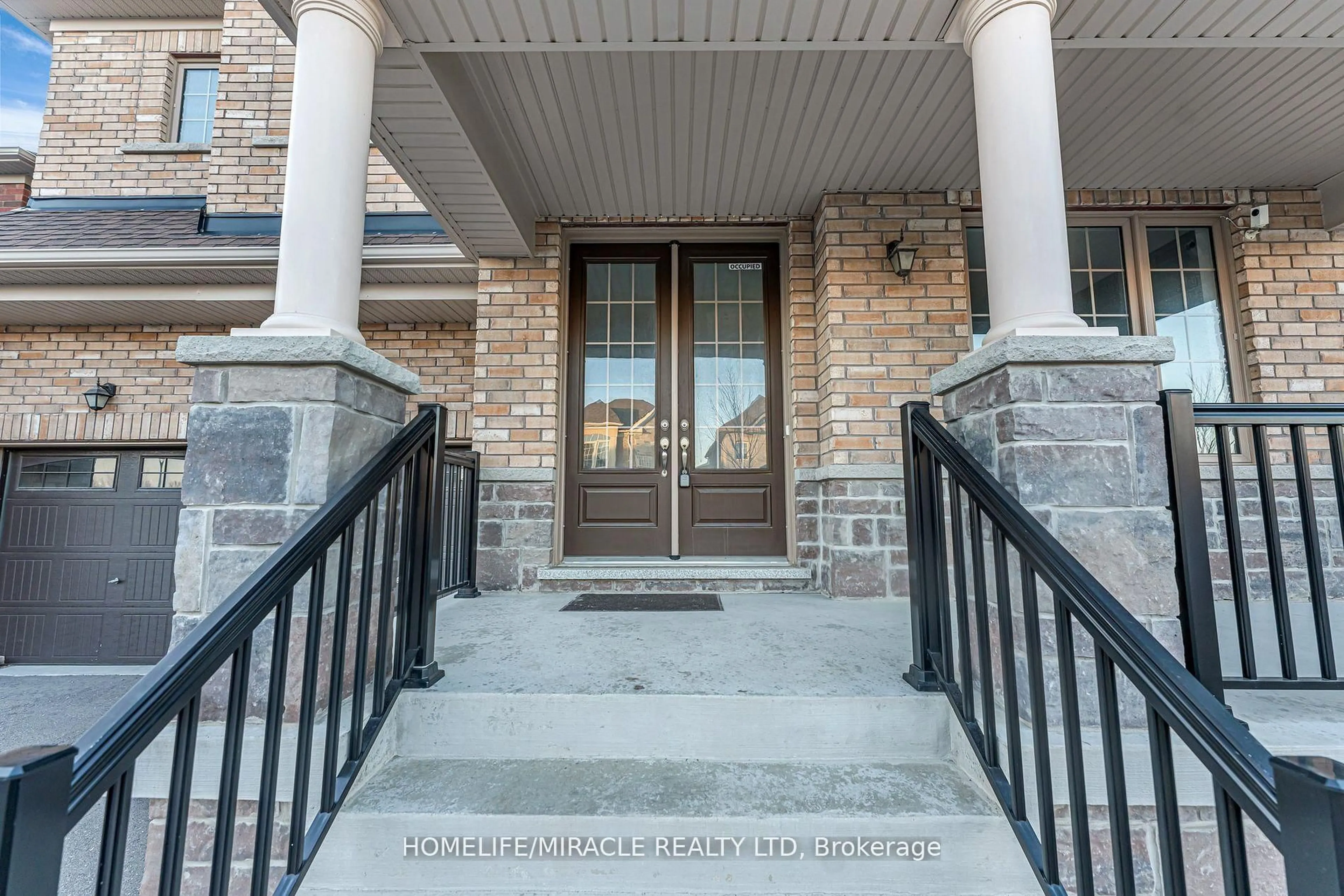 Indoor entryway for 1039 Kingpeak Cres, Pickering Ontario L1X 0H3