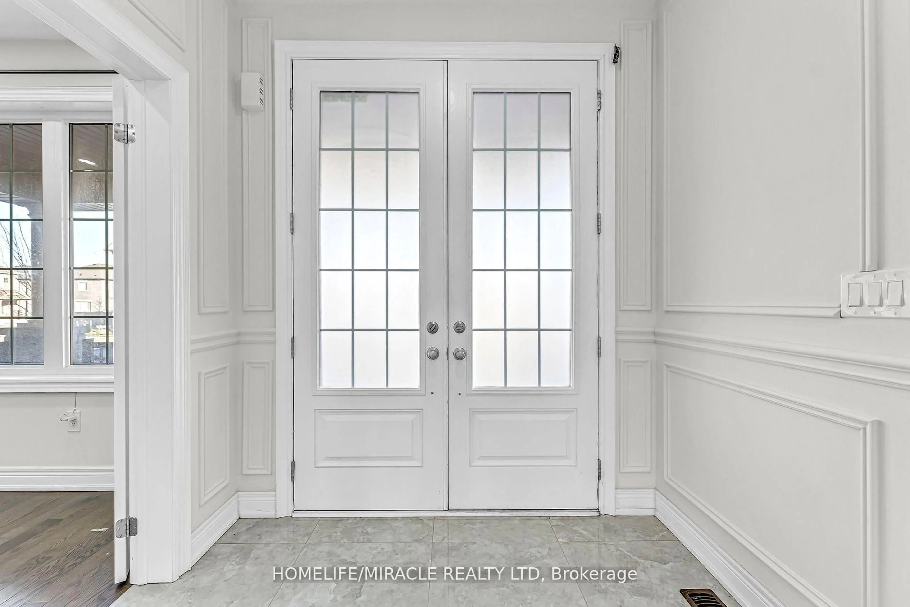 Indoor entryway for 1039 Kingpeak Cres, Pickering Ontario L1X 0H3