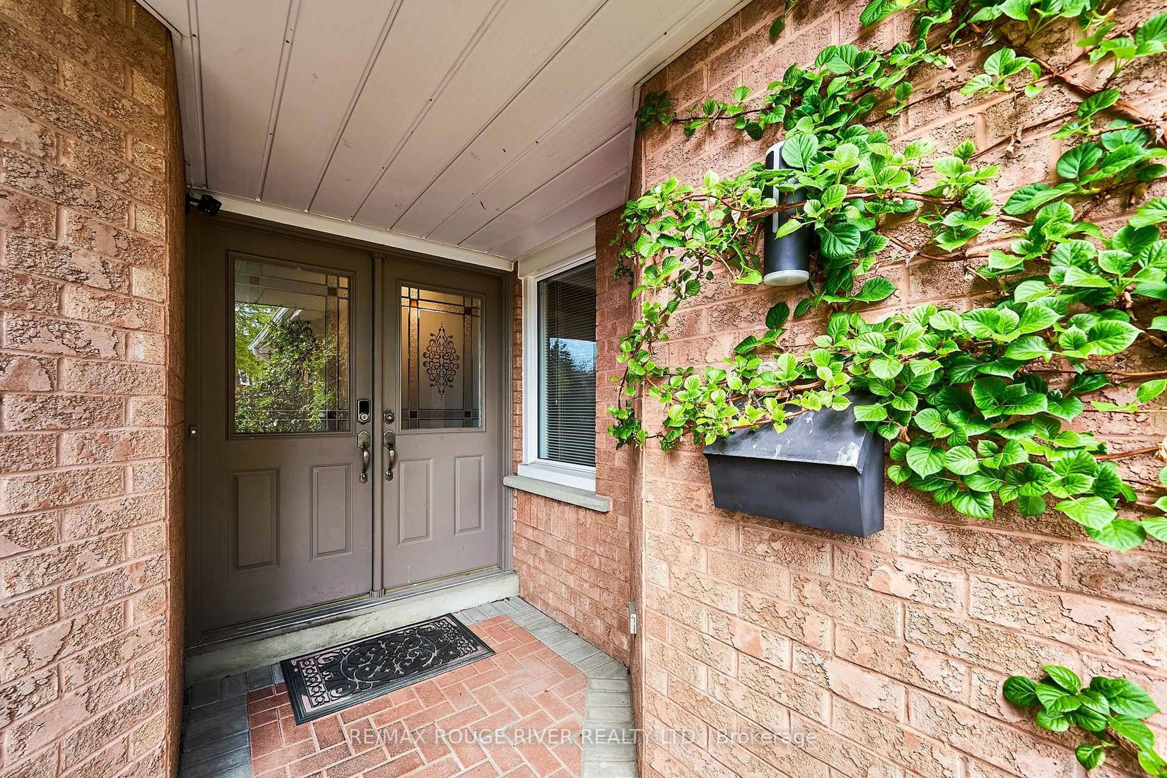 Indoor entryway for 1036 Sandcliff Dr, Oshawa Ontario L1K 2E5