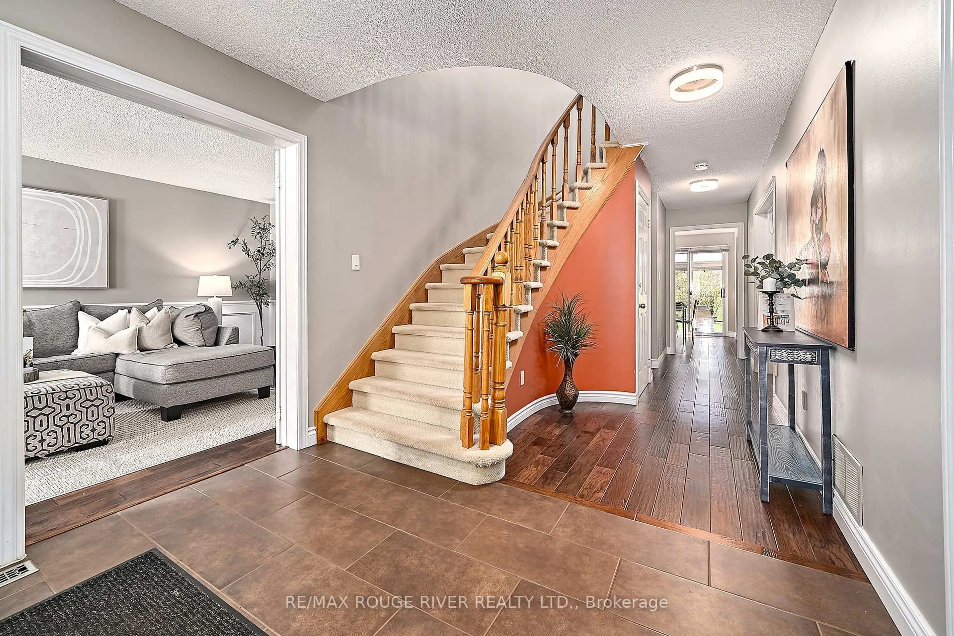 Indoor entryway for 1036 Sandcliff Dr, Oshawa Ontario L1K 2E5