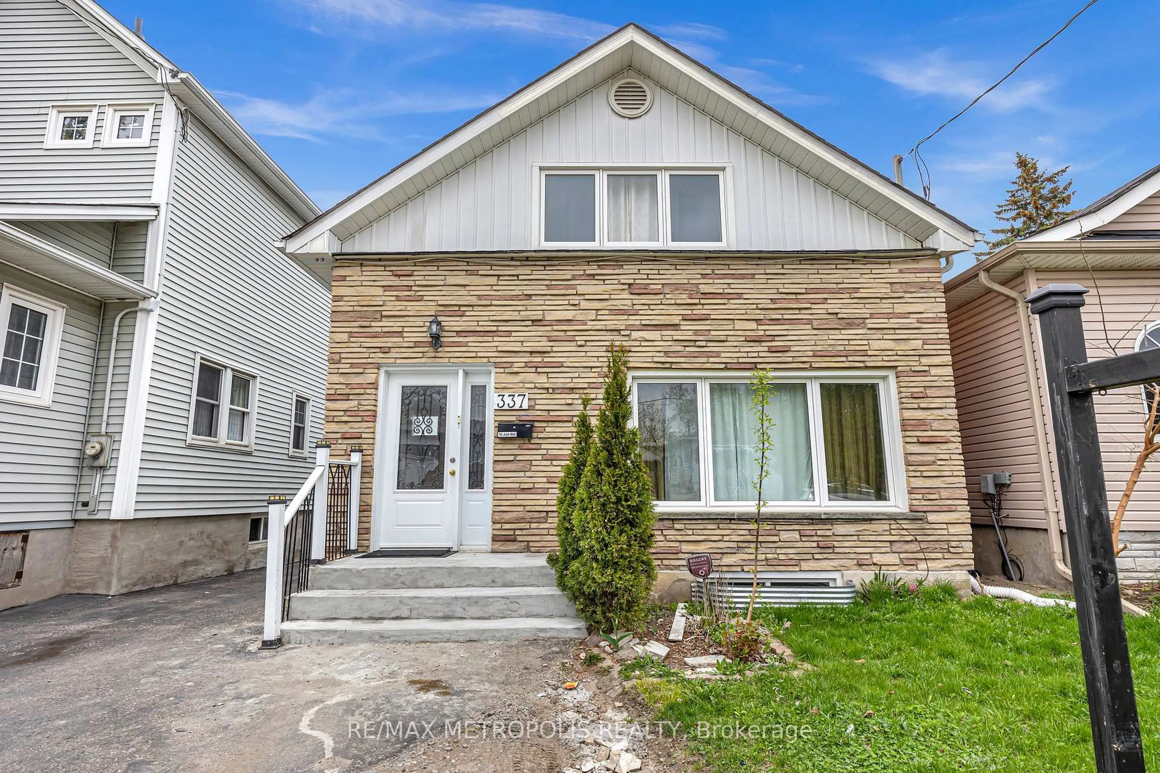 Home with brick exterior material, street for 337 Pine Ave, Oshawa Ontario L1J 2H6