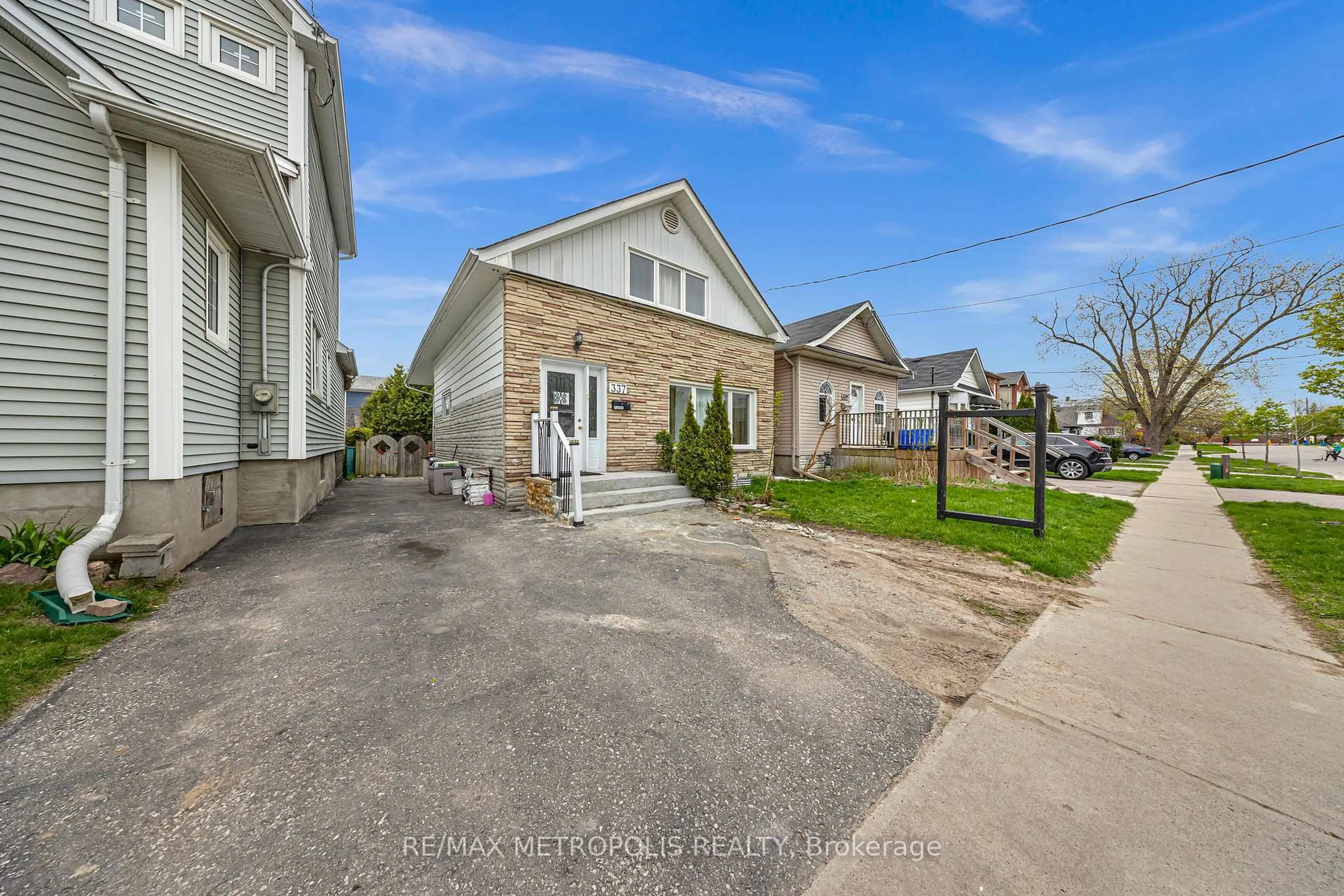 A pic from outside/outdoor area/front of a property/back of a property/a pic from drone, street for 337 Pine Ave, Oshawa Ontario L1J 2H6