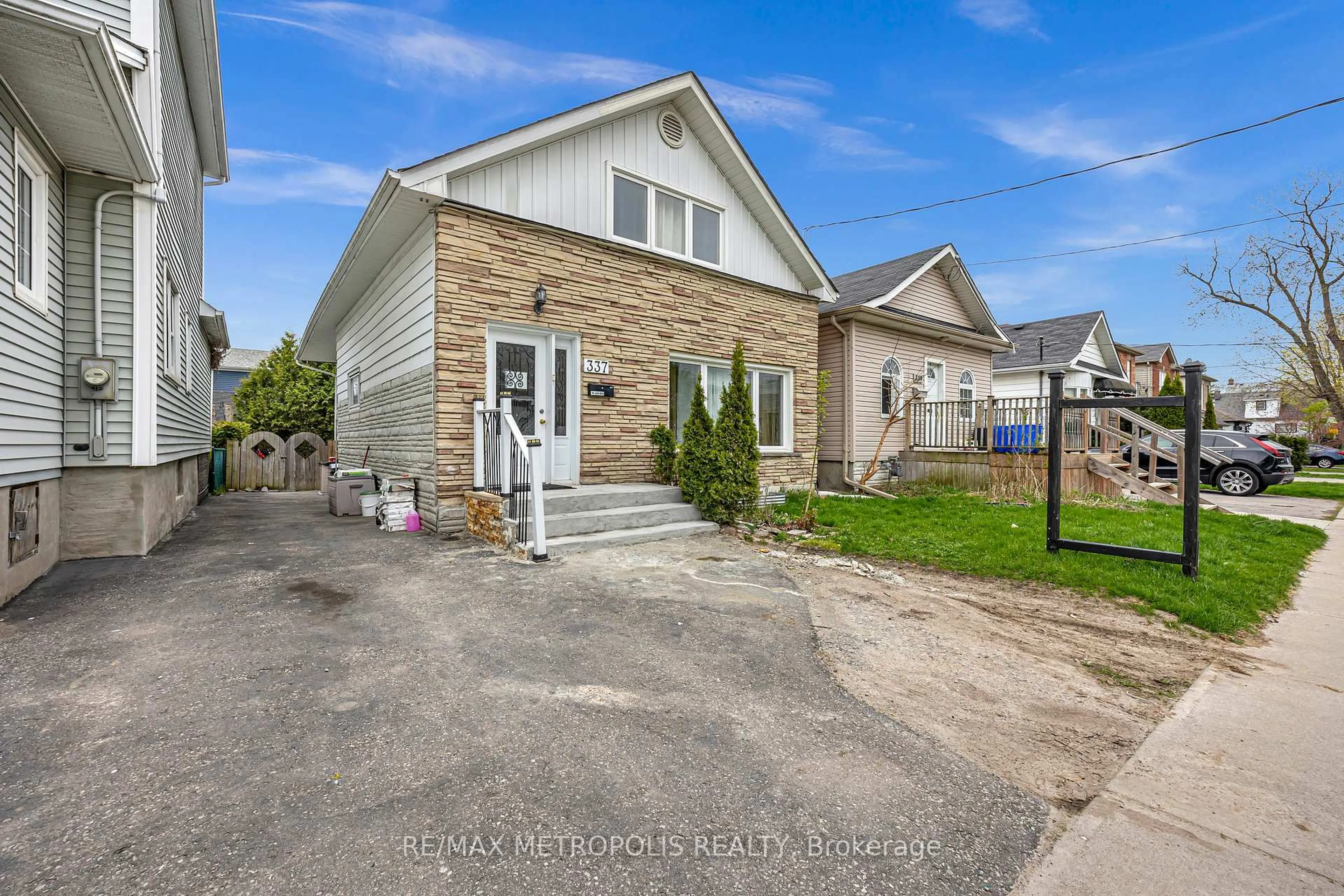 A pic from outside/outdoor area/front of a property/back of a property/a pic from drone, street for 337 Pine Ave, Oshawa Ontario L1J 2H6
