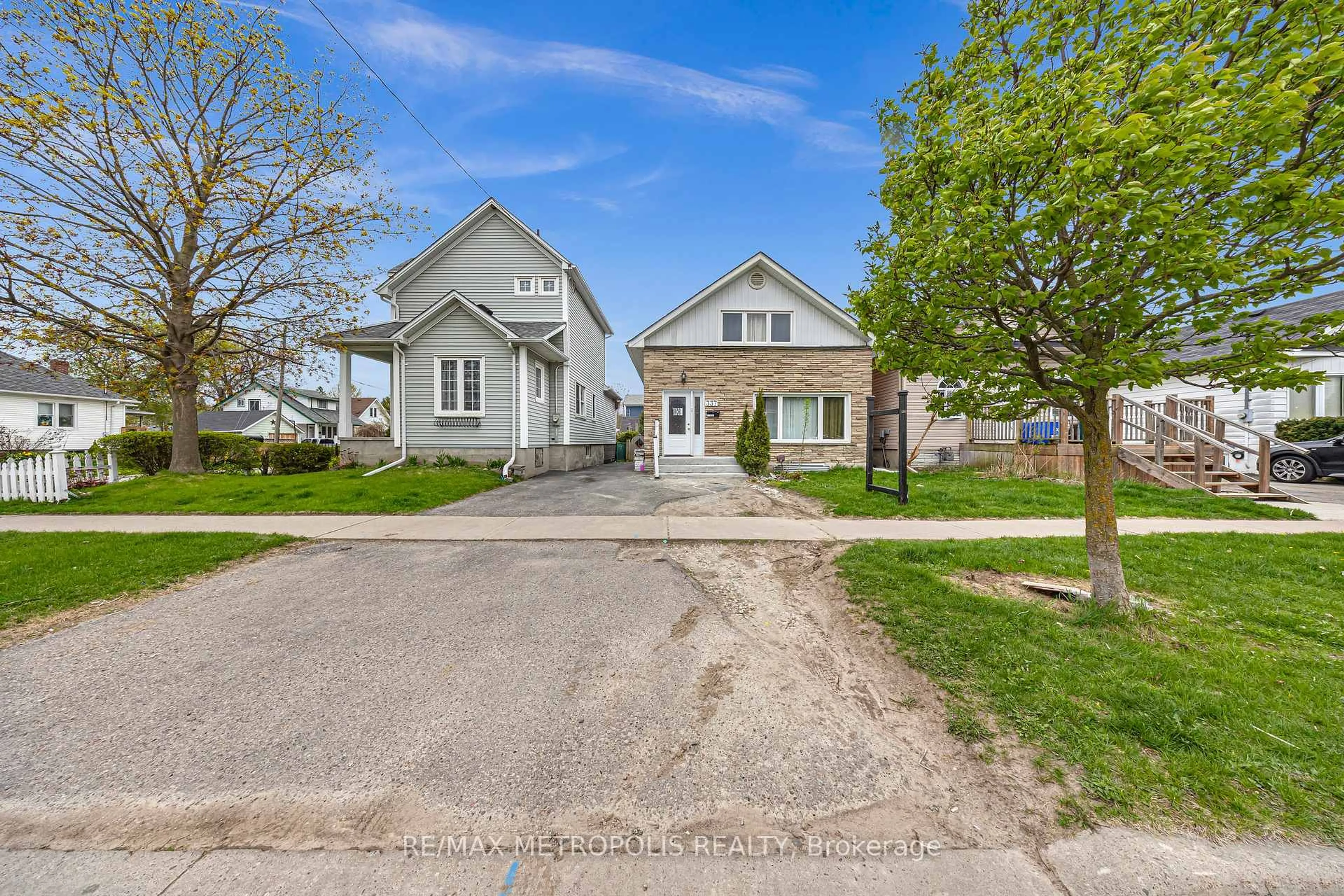 A pic from outside/outdoor area/front of a property/back of a property/a pic from drone, street for 337 Pine Ave, Oshawa Ontario L1J 2H6