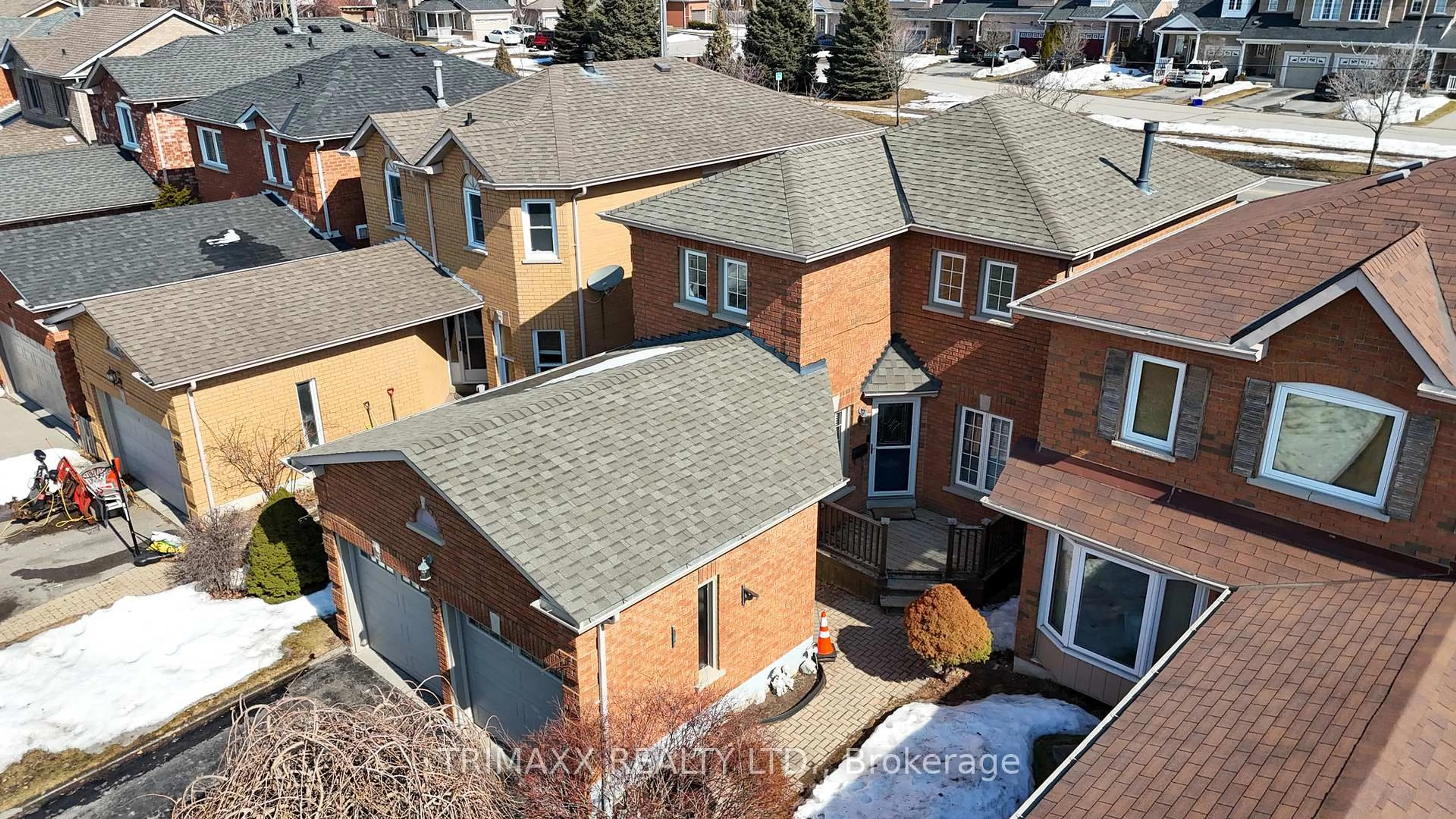 A pic from outside/outdoor area/front of a property/back of a property/a pic from drone, street for 92 Hartrick Pl, Whitby Ontario L1R 2C3