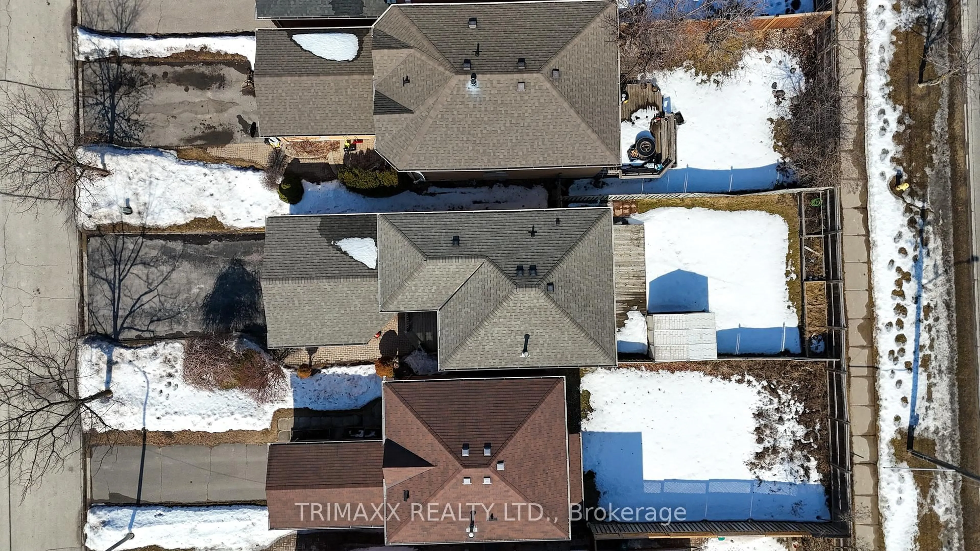 A pic from outside/outdoor area/front of a property/back of a property/a pic from drone, building for 92 Hartrick Pl, Whitby Ontario L1R 2C3