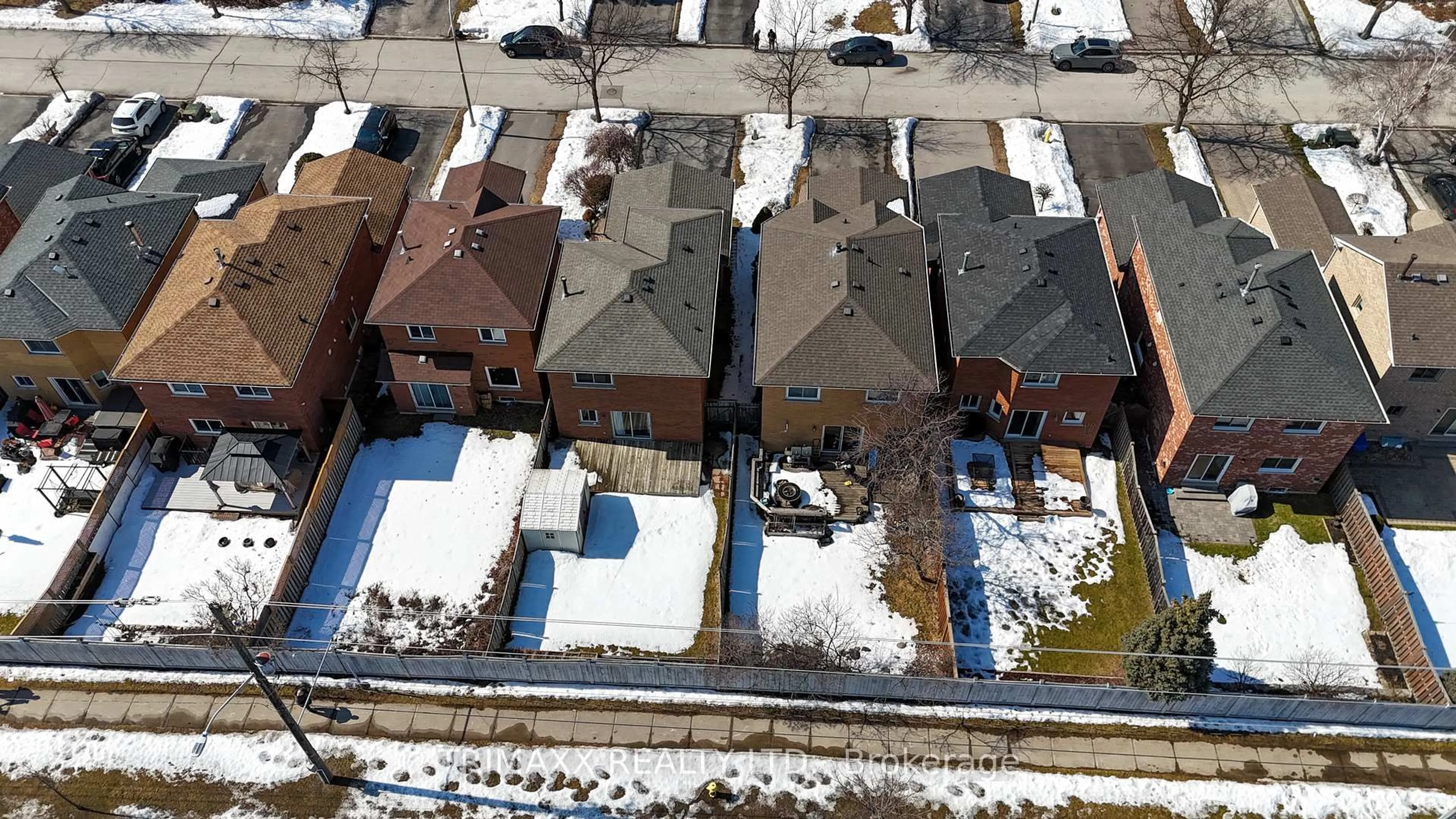 A pic from outside/outdoor area/front of a property/back of a property/a pic from drone, street for 92 Hartrick Pl, Whitby Ontario L1R 2C3