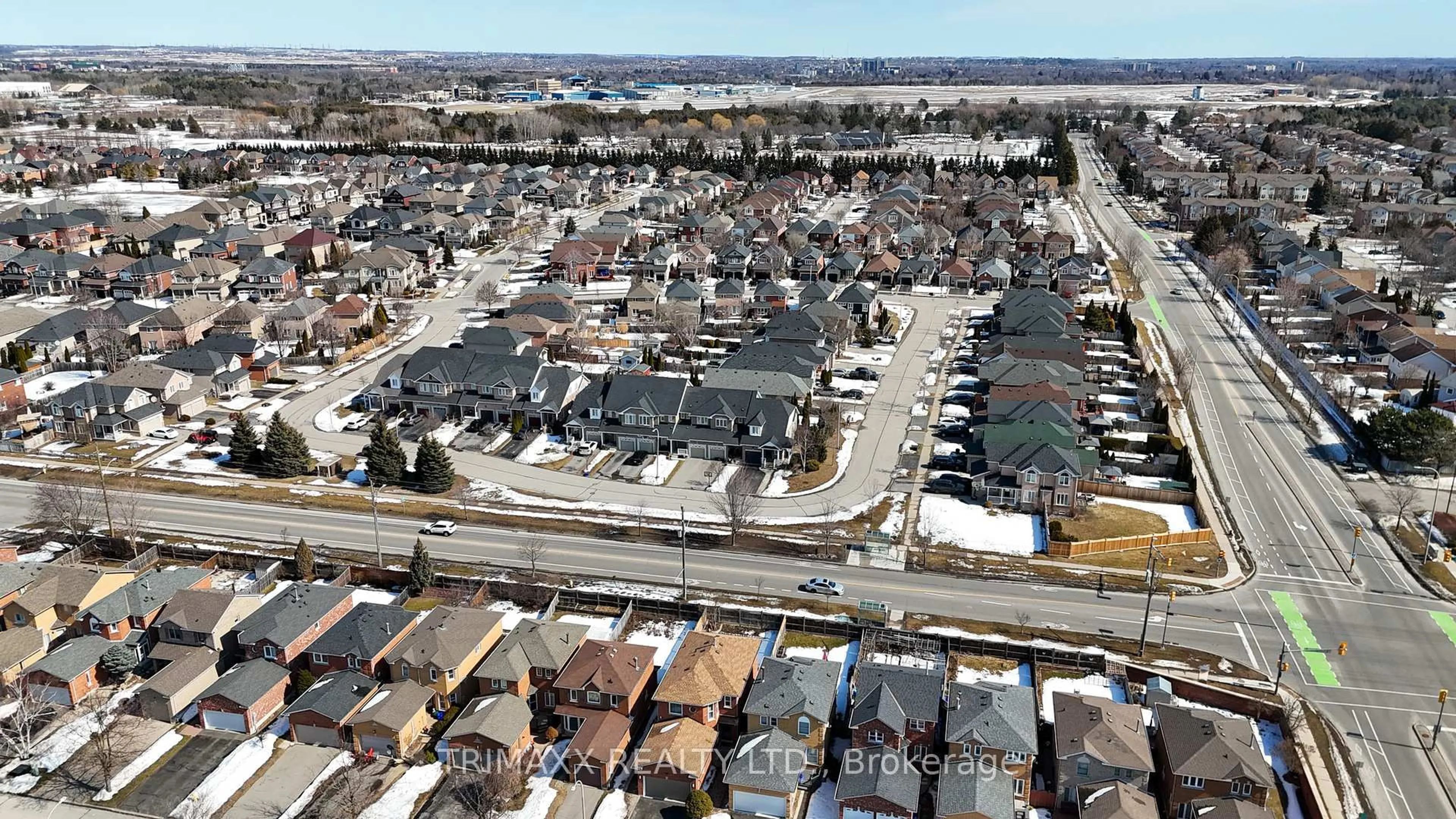 A pic from outside/outdoor area/front of a property/back of a property/a pic from drone, street for 92 Hartrick Pl, Whitby Ontario L1R 2C3