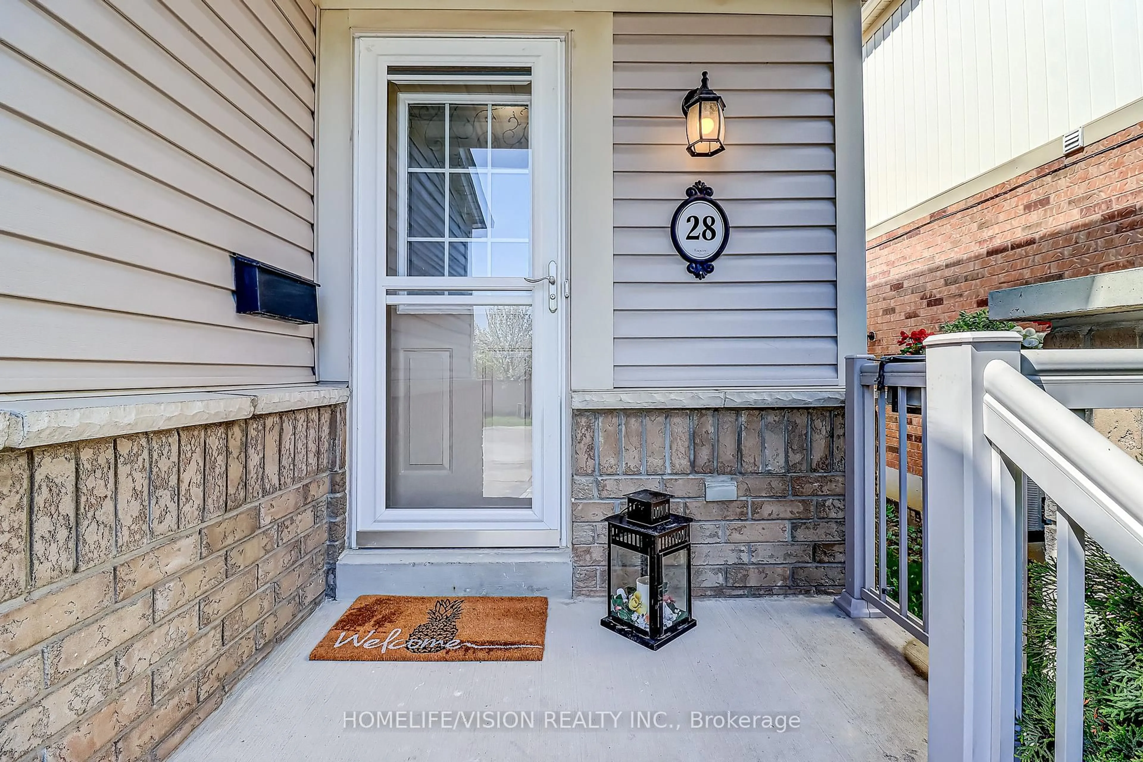 Indoor entryway for 28 Longueuil Pl, Whitby Ontario L1R 3G9