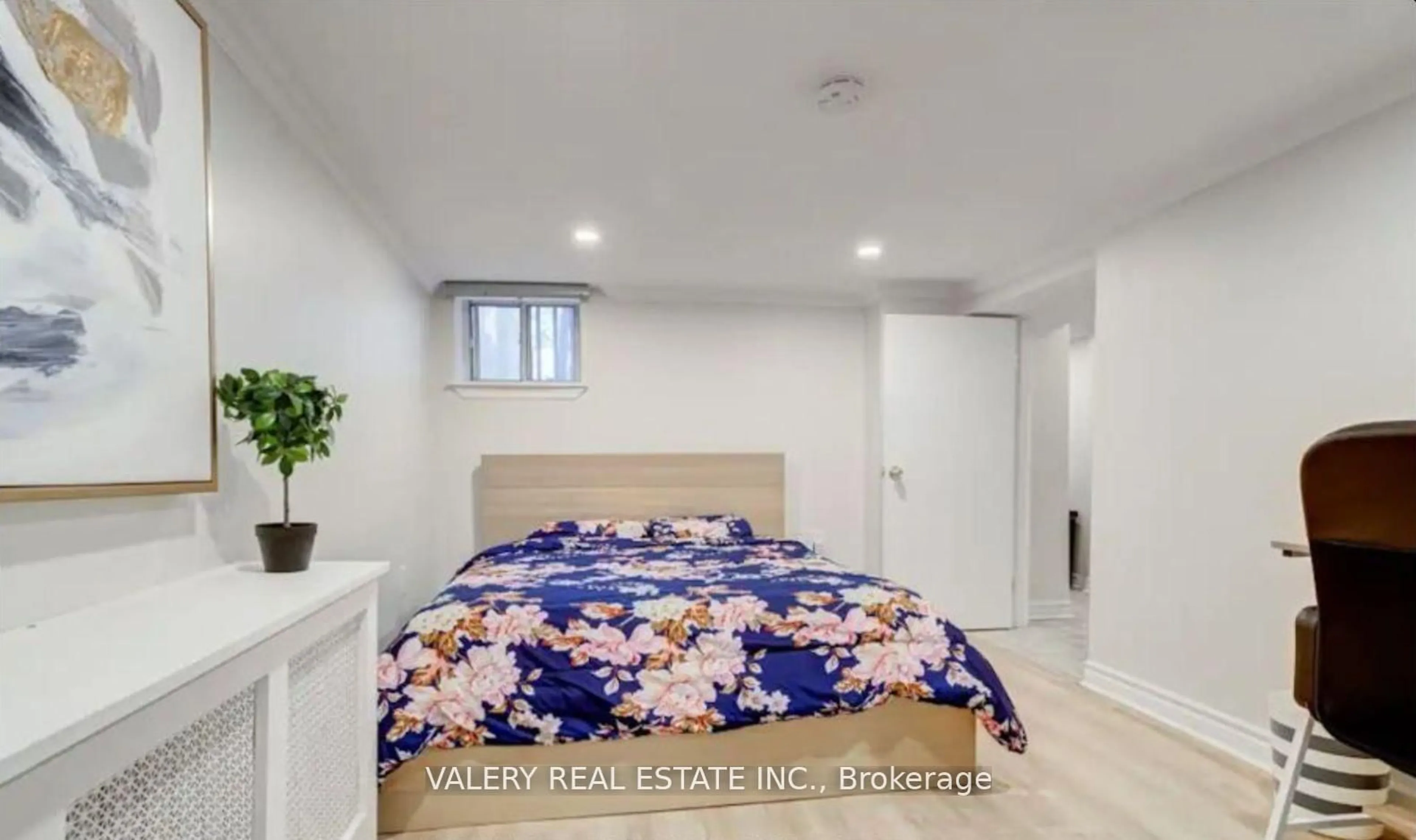 Bedroom with bed, unknown for 204 Oakcrest Ave, Toronto Ontario M4C 1C2