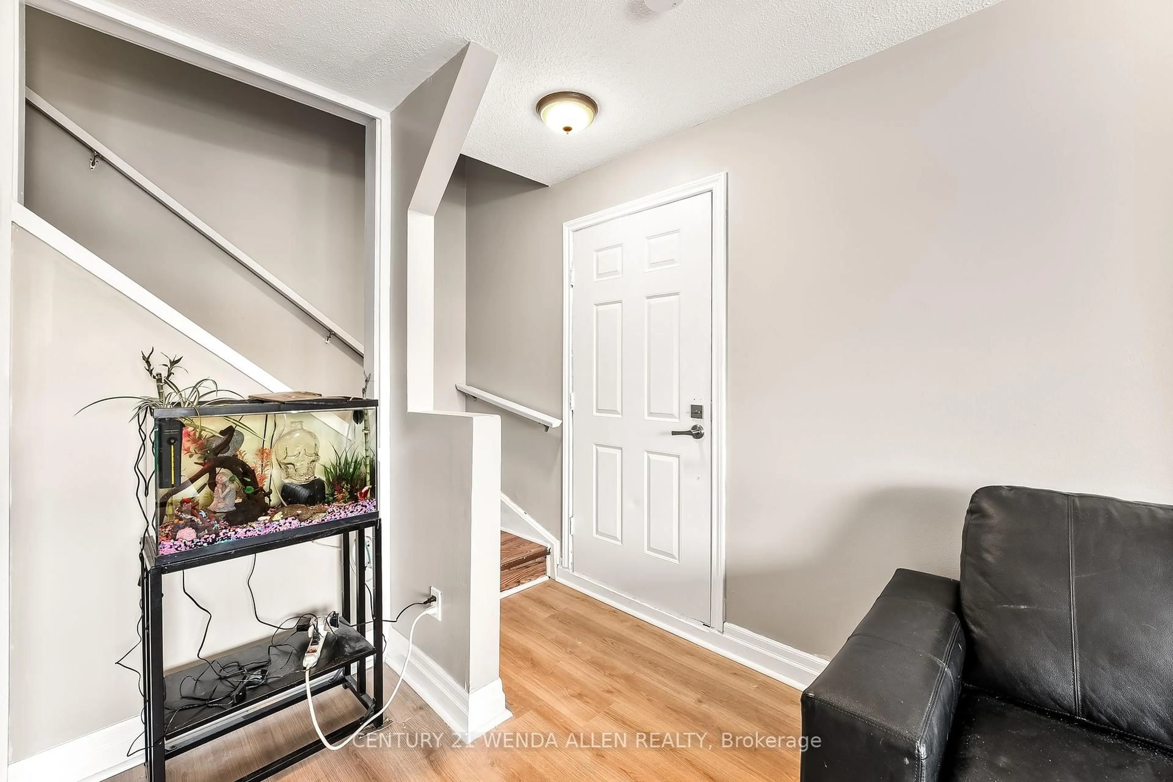 Indoor entryway for 960 Glen St #84, Oshawa Ontario L1J 6E8