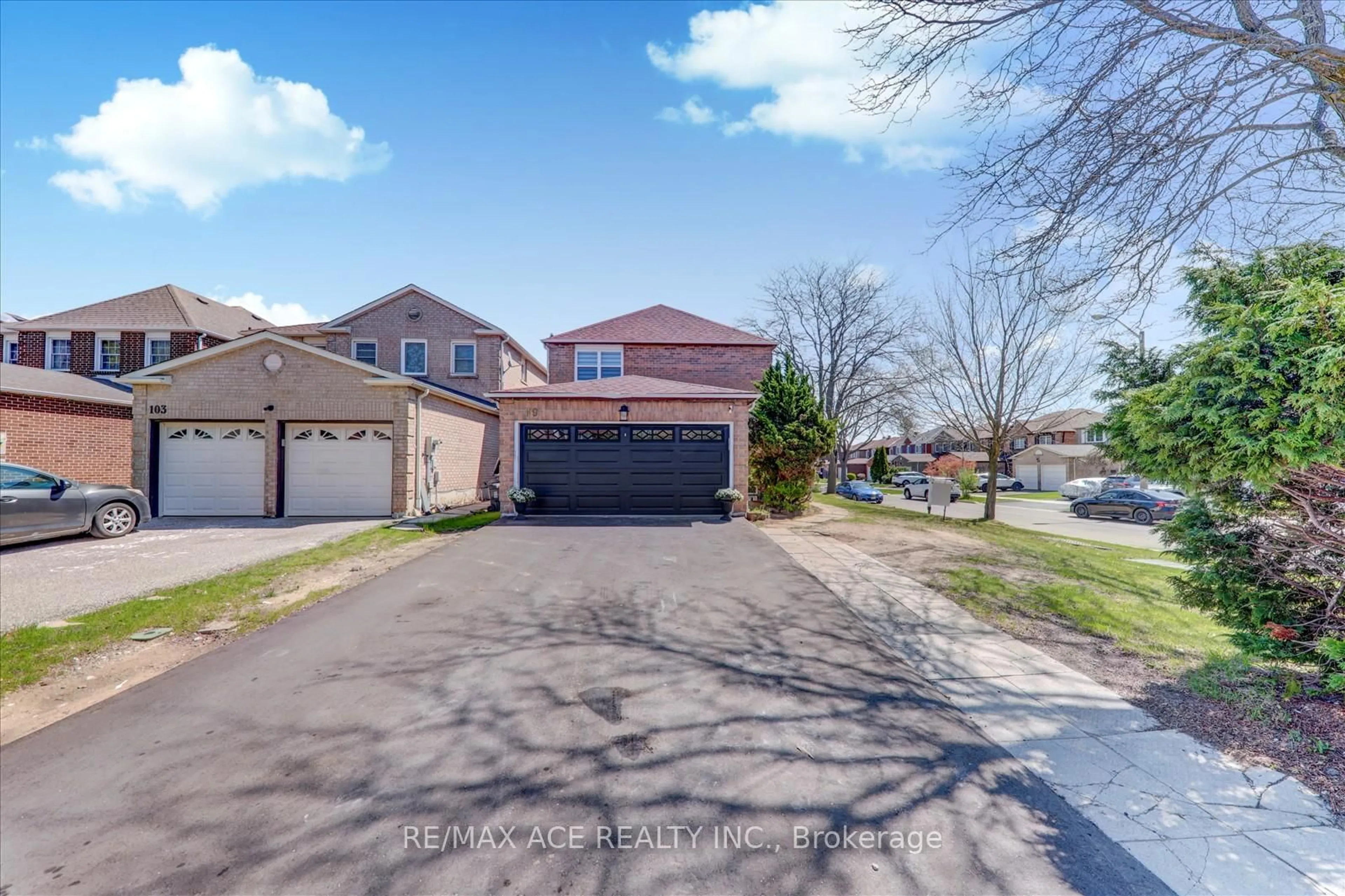 A pic from outside/outdoor area/front of a property/back of a property/a pic from drone, street for 89 Fishery Rd, Toronto Ontario M1C 4H5