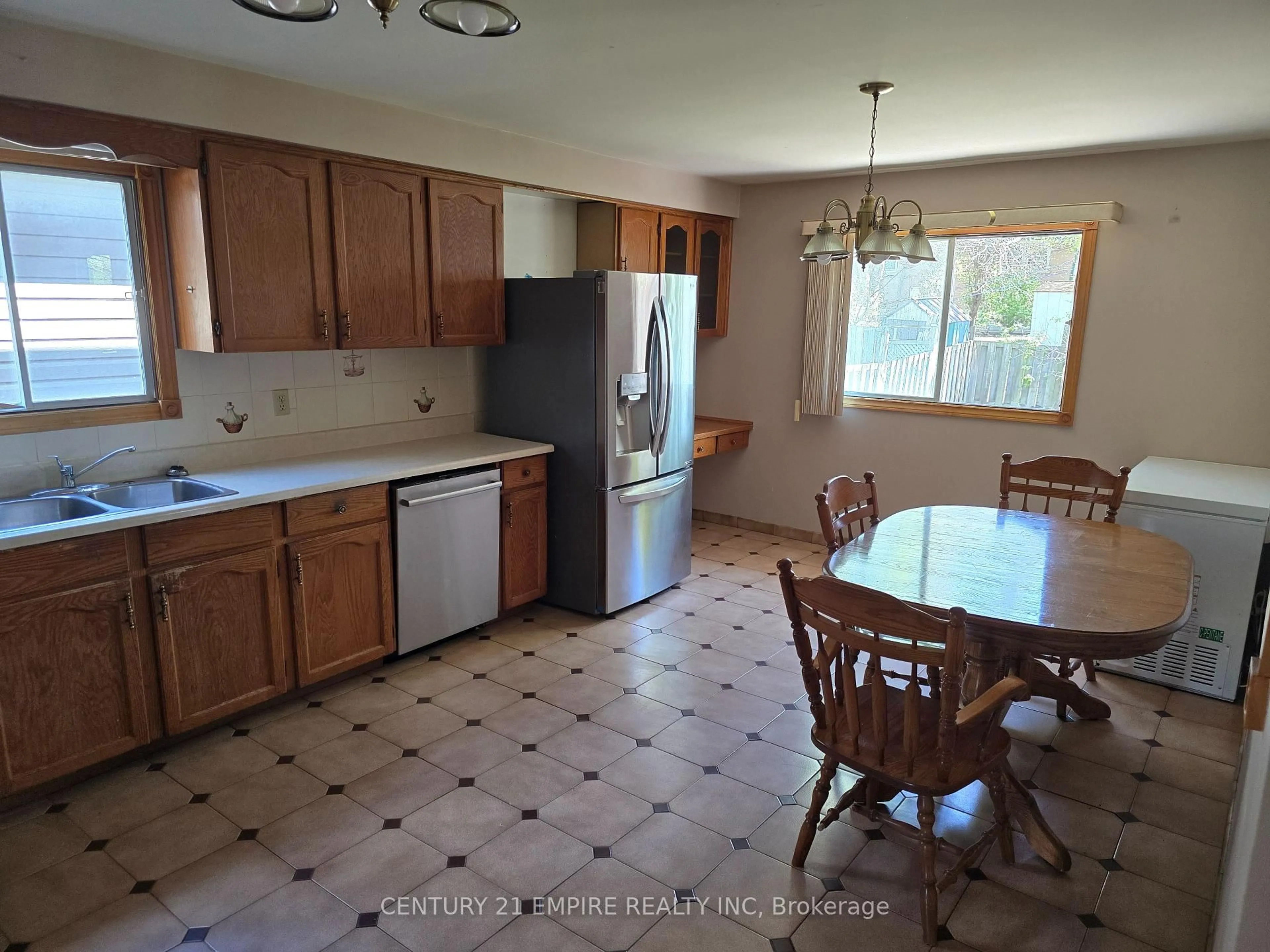 Standard kitchen, ceramic/tile floor for 719 Keates Ave, Oshawa Ontario L1H 7Y3