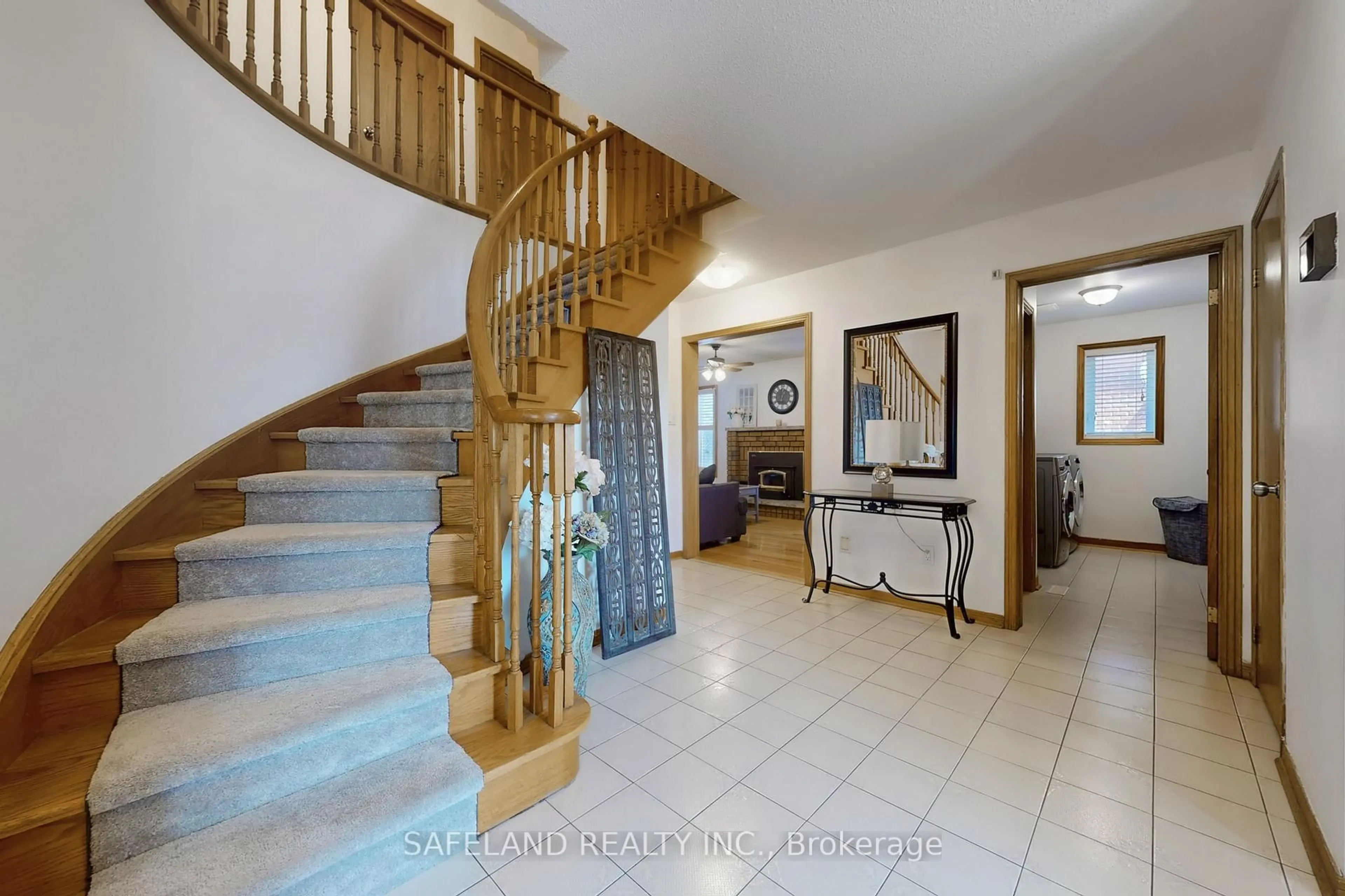 Indoor foyer for 4 Intrepid Dr, Whitby Ontario L1N 8R7