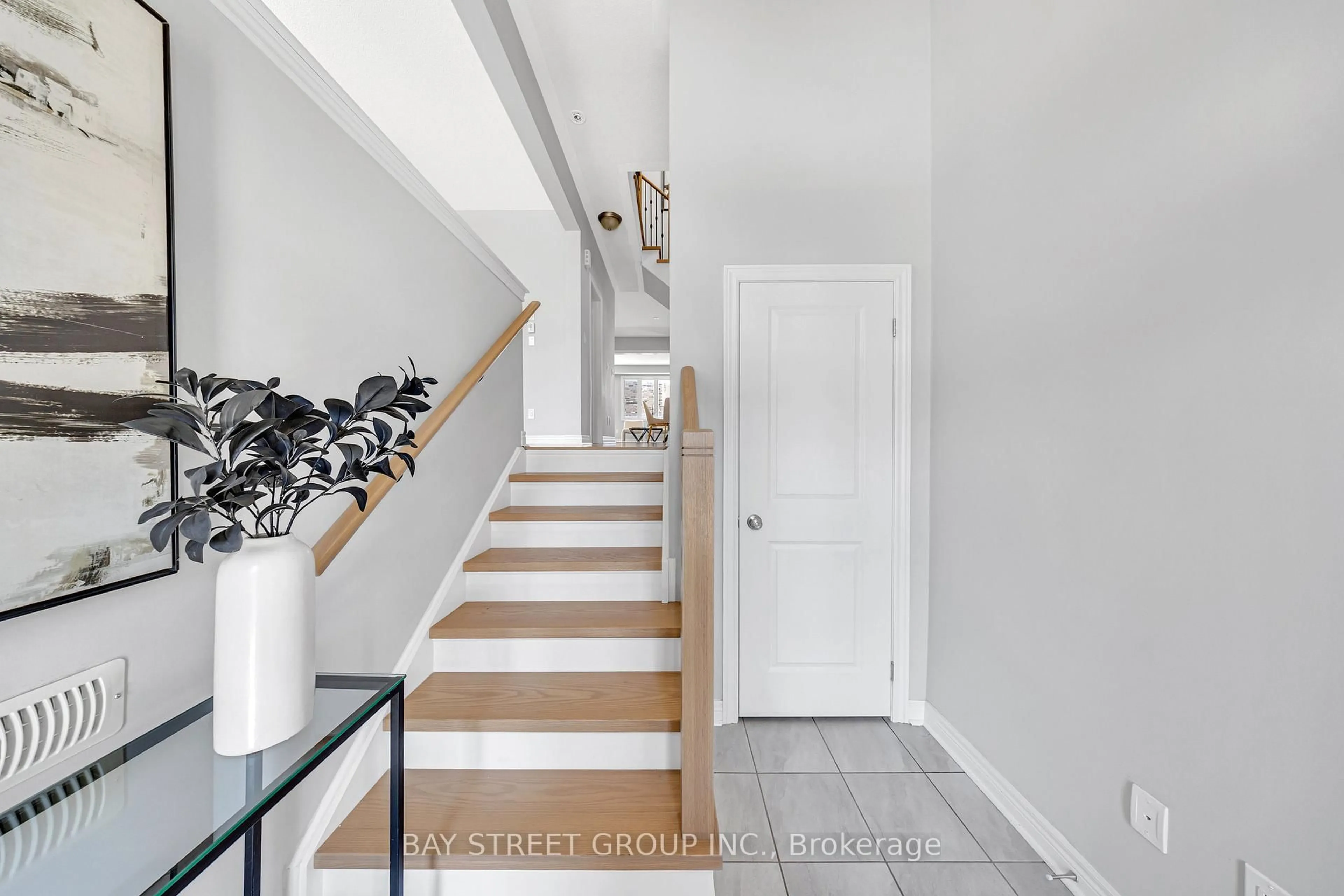 Stairs for 2488 Hibiscus Dr, Pickering Ontario L1X 0G7