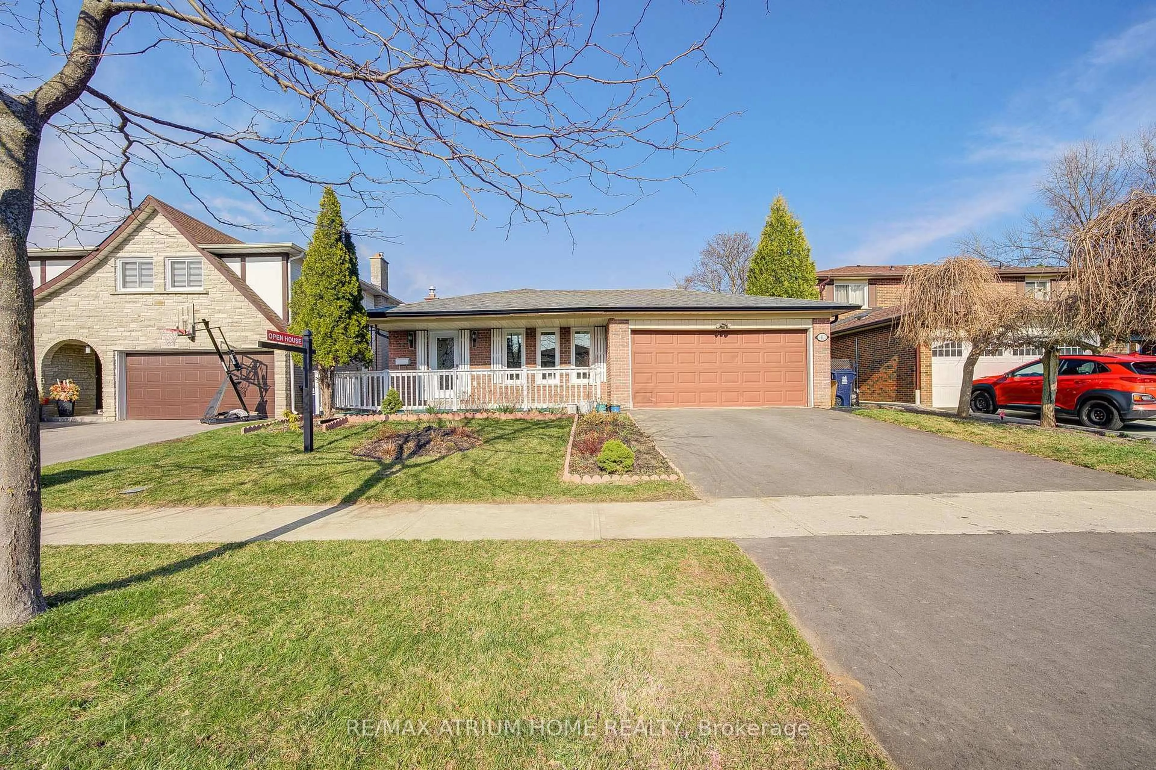 A pic from outside/outdoor area/front of a property/back of a property/a pic from drone, street for 41 Davisbrook Blvd, Toronto Ontario M1T 2H6