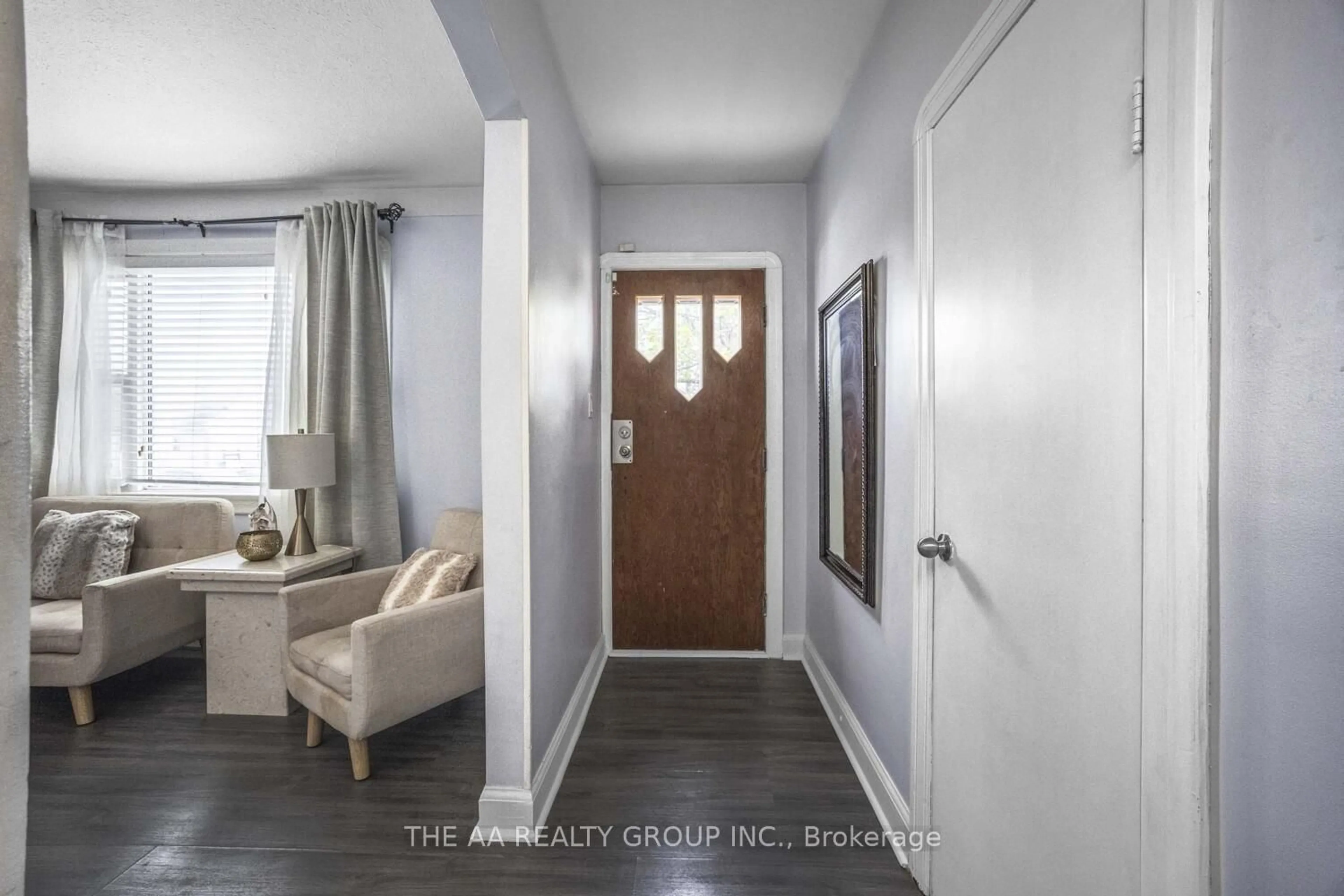Indoor entryway for 233 Mcnaughton Ave, Oshawa Ontario L1H 3B7
