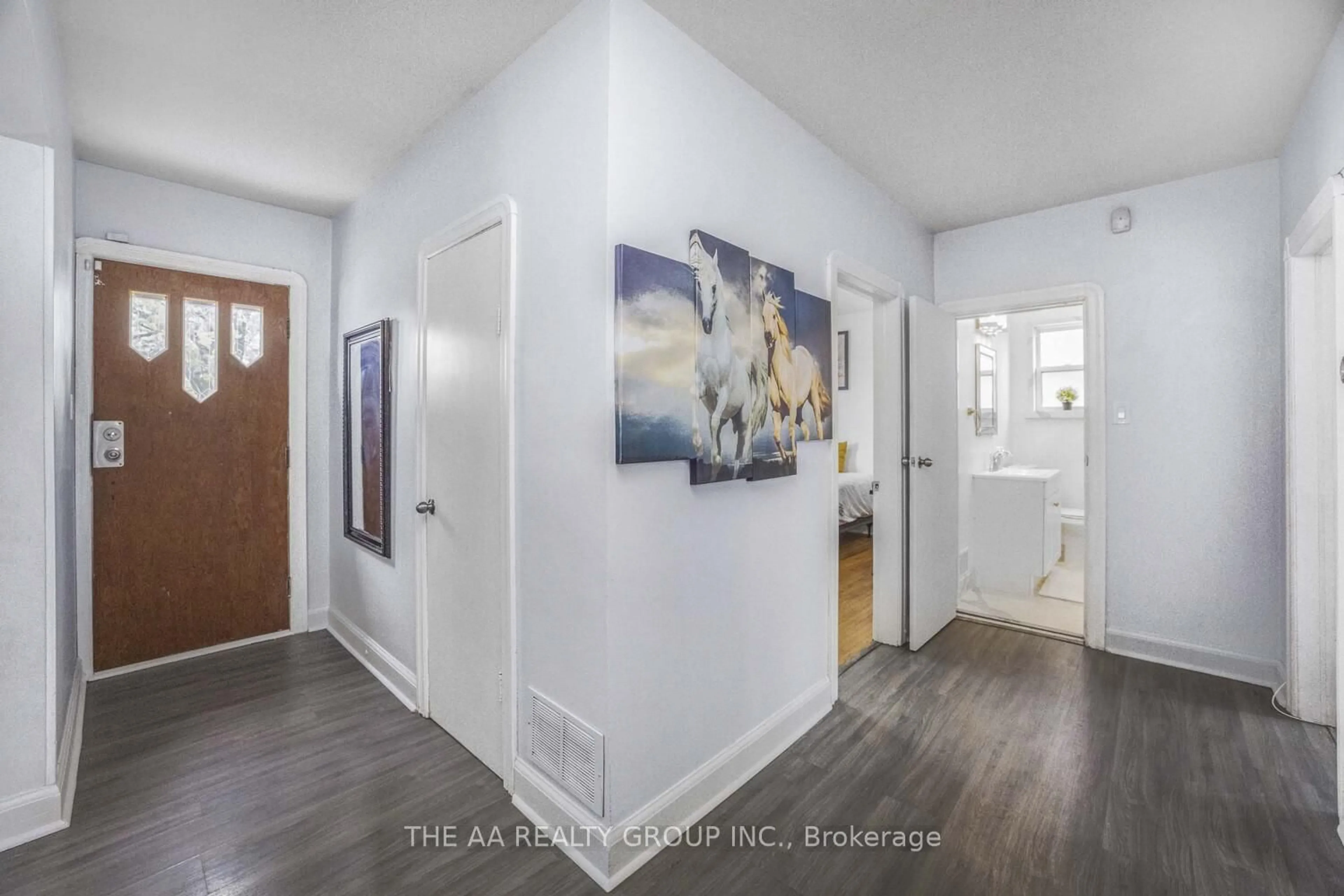 Indoor entryway for 233 Mcnaughton Ave, Oshawa Ontario L1H 3B7