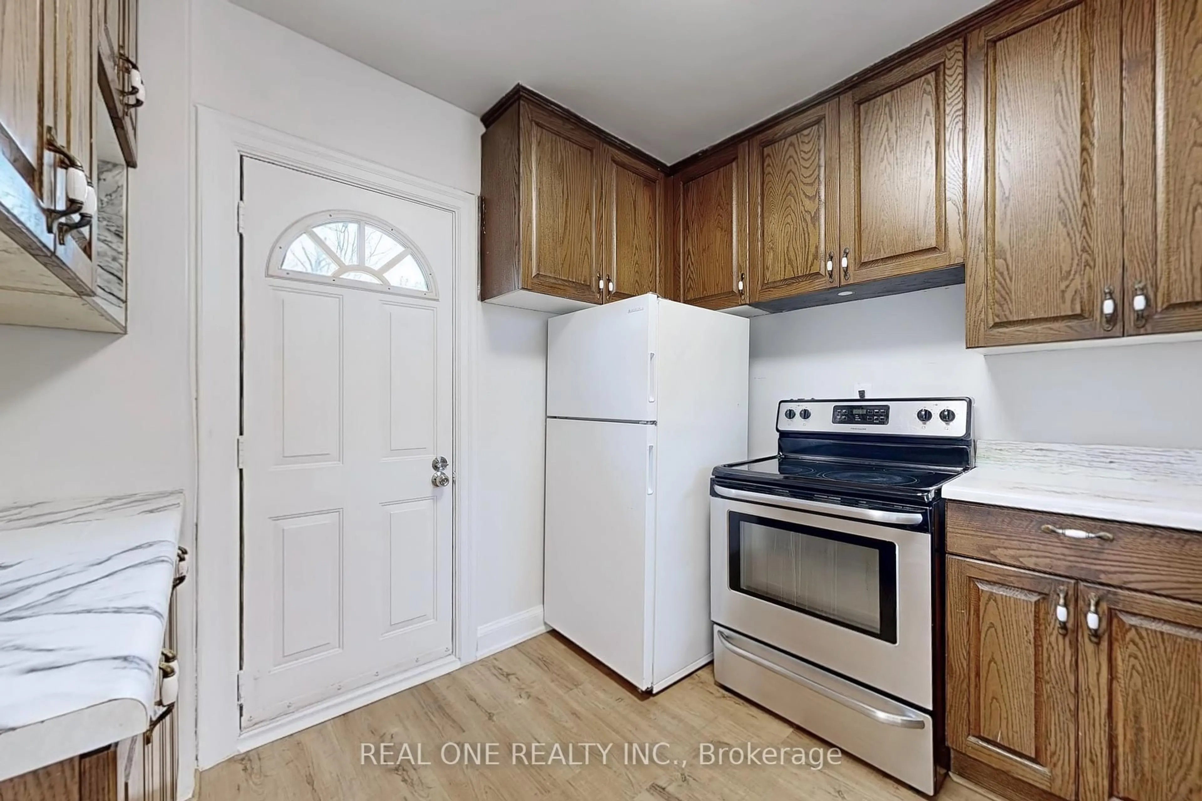 Standard kitchen, unknown for 136 Gibb St, Oshawa Ontario L1J 1Y5