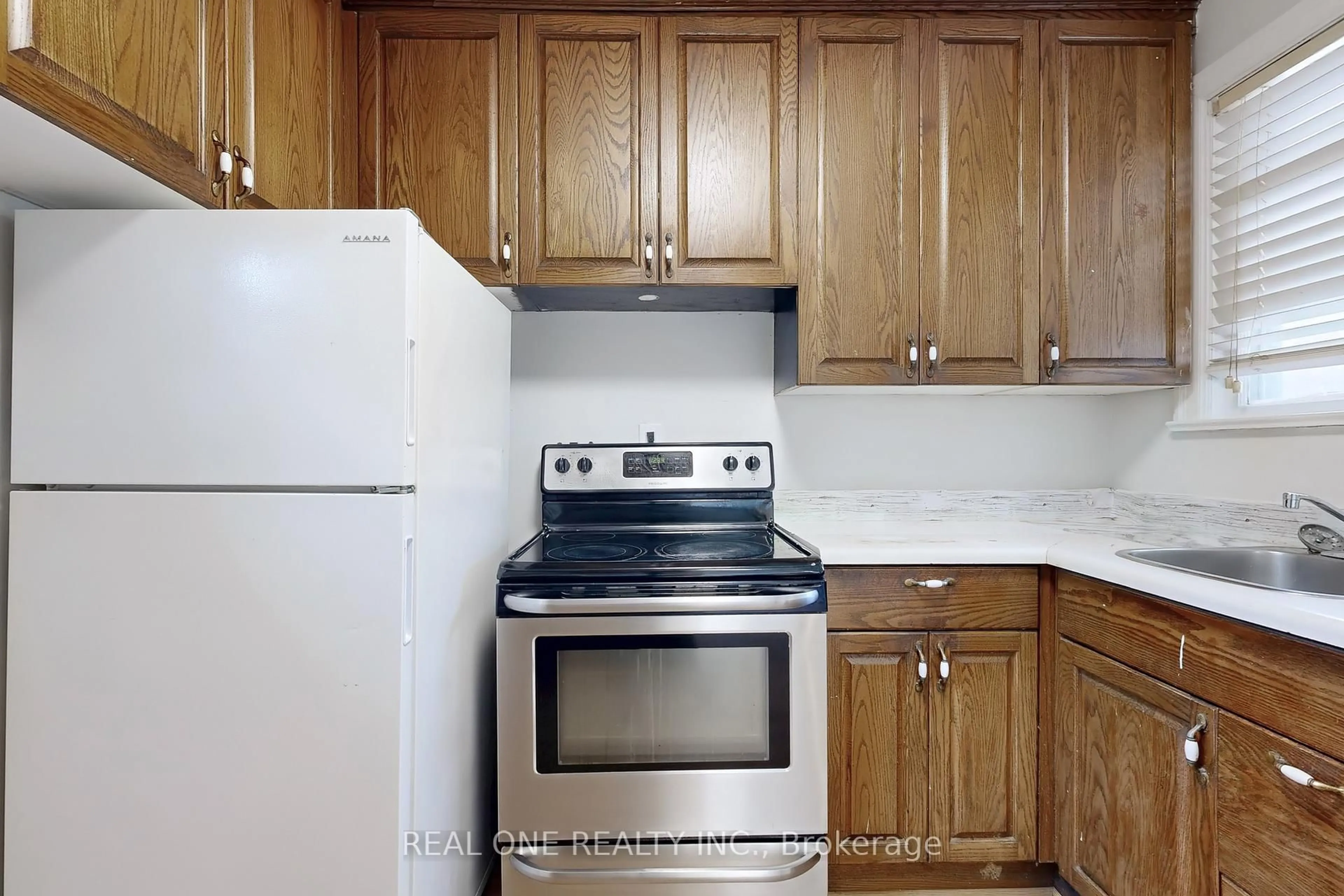 Standard kitchen, unknown for 136 Gibb St, Oshawa Ontario L1J 1Y5