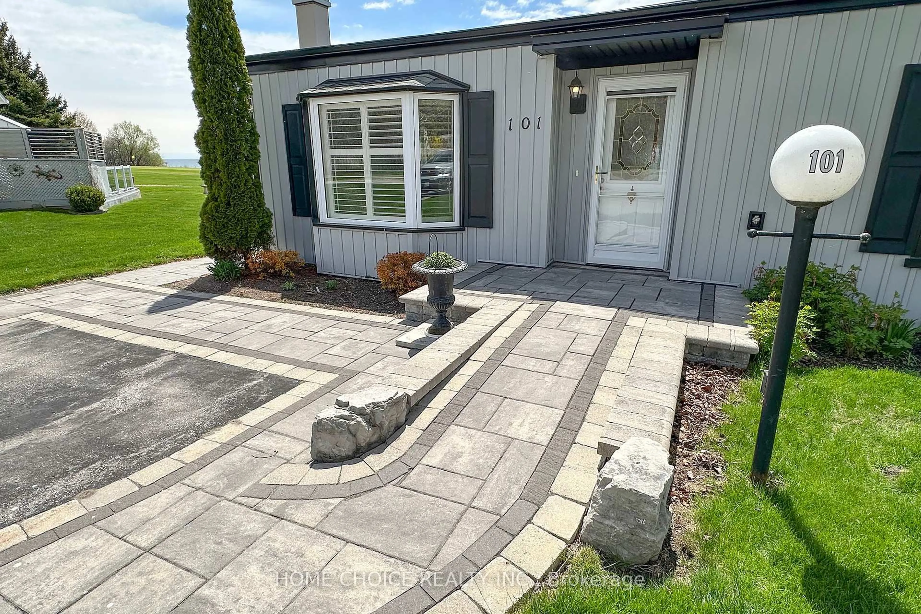 Patio, street for 101 The Cove Rd, Clarington Ontario L1B 1B2