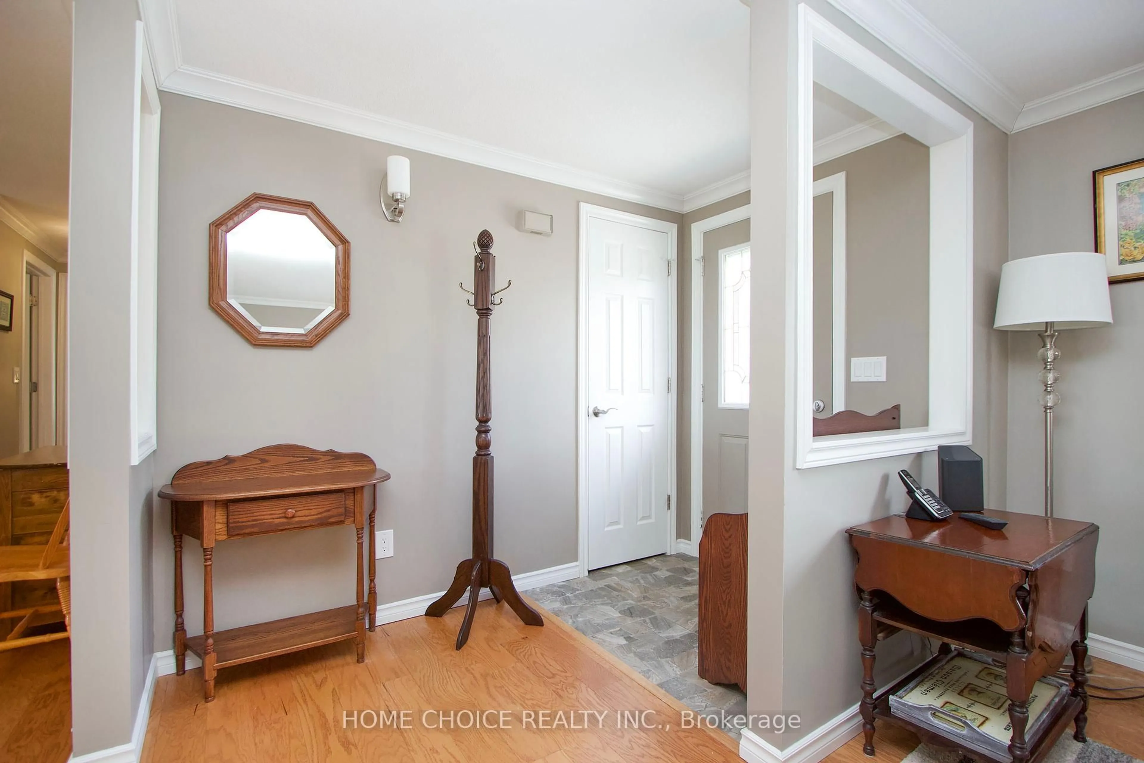 Indoor entryway for 101 The Cove Rd, Clarington Ontario L1B 1B2